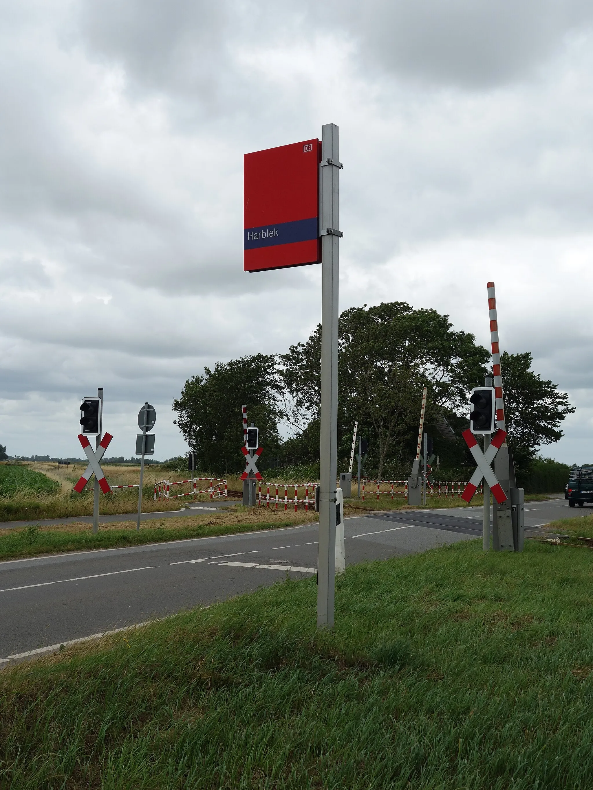 Photo showing: Name panel of the train station  in Harblek , Oldenswort municipality , Nordfriesland district, Schleswig-Holstein state, Germany.