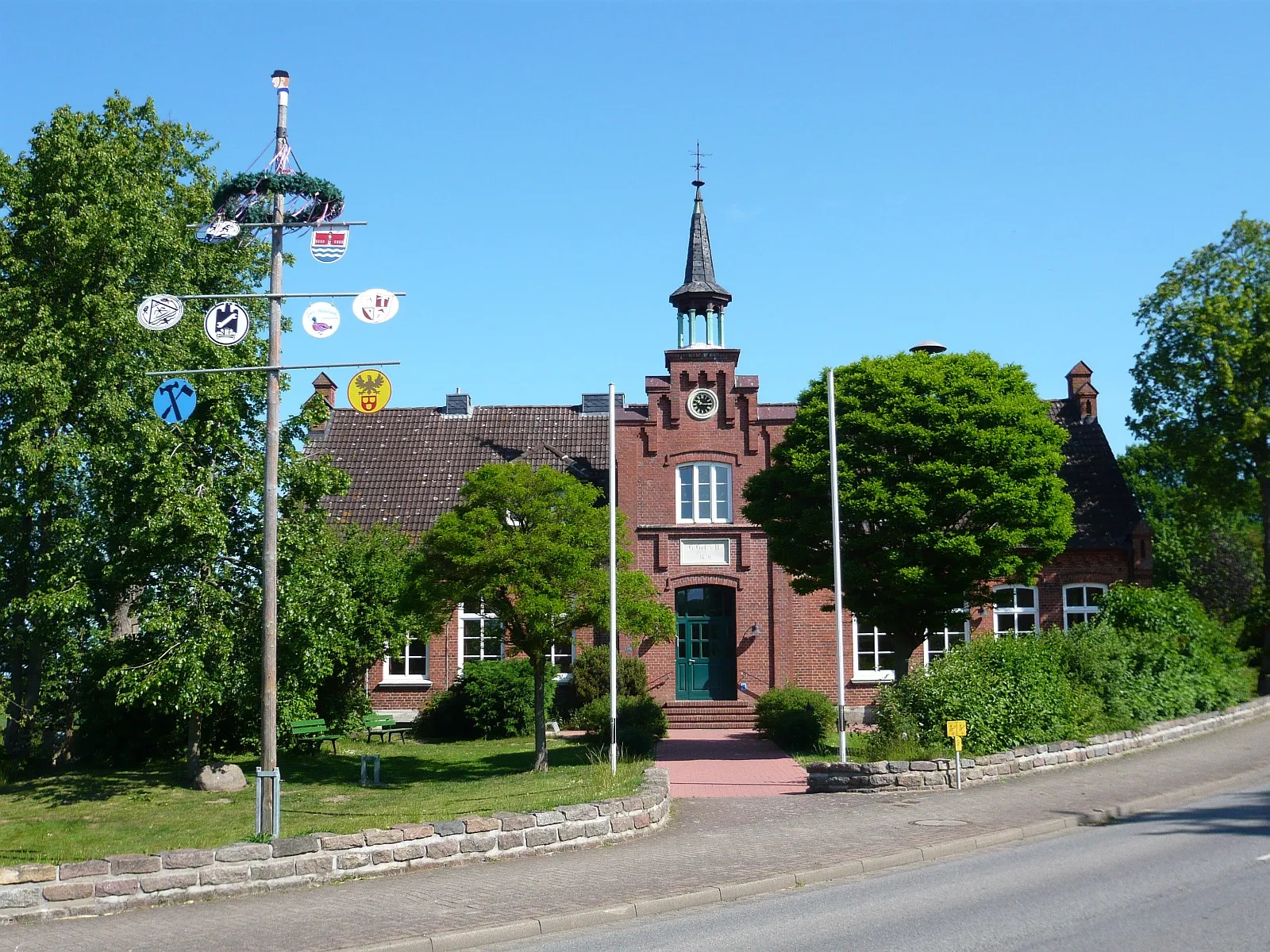 Photo showing: Das Dorfgemeinschaftshaus Alte Schule in Schlesen (Kreis Plön).