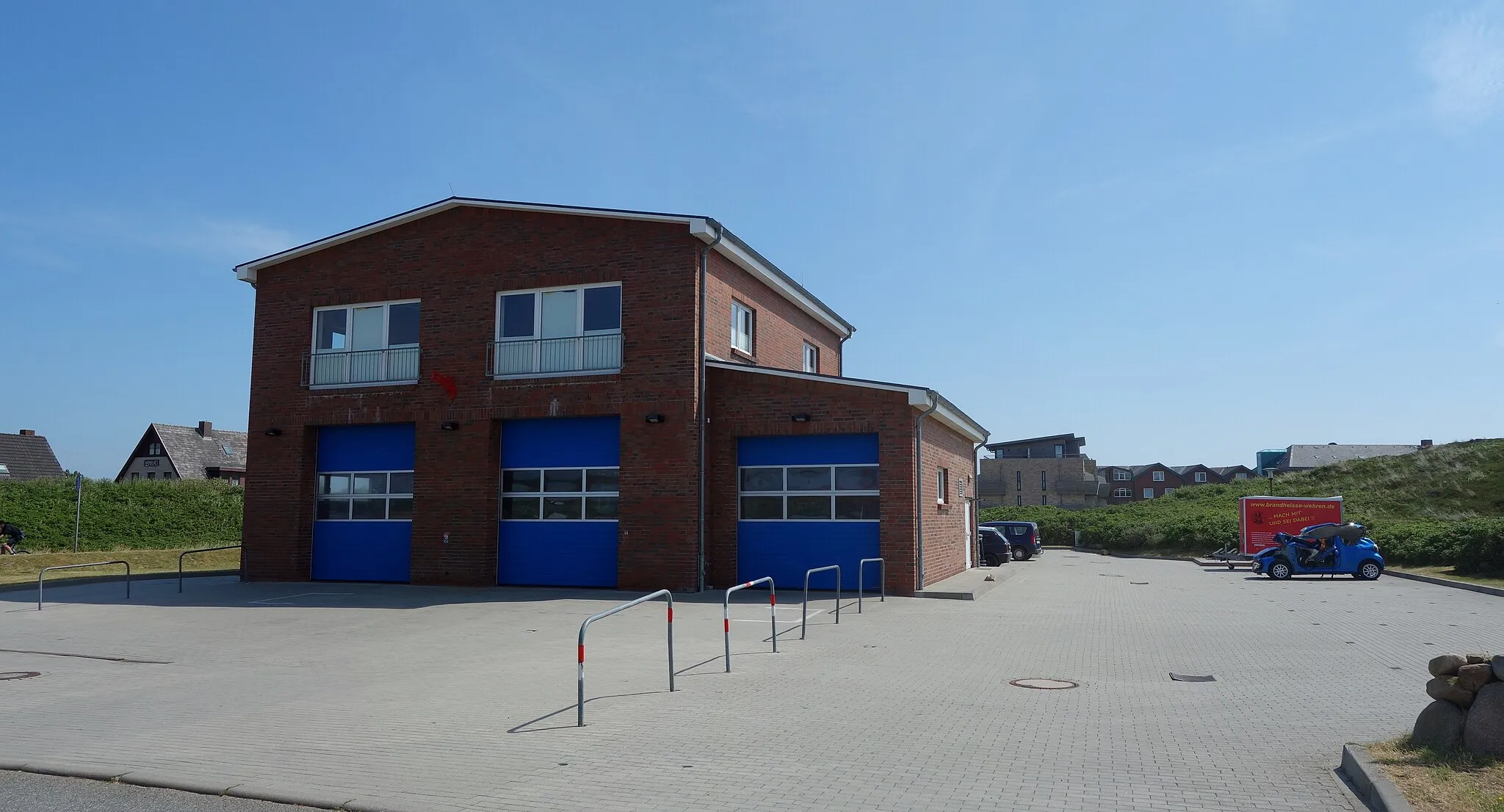 Photo showing: North-north-western view of fire station in Rantum, Sylt municipality, Sylt island, Nordfriesland district, Schleswig-Holstein state, Germany