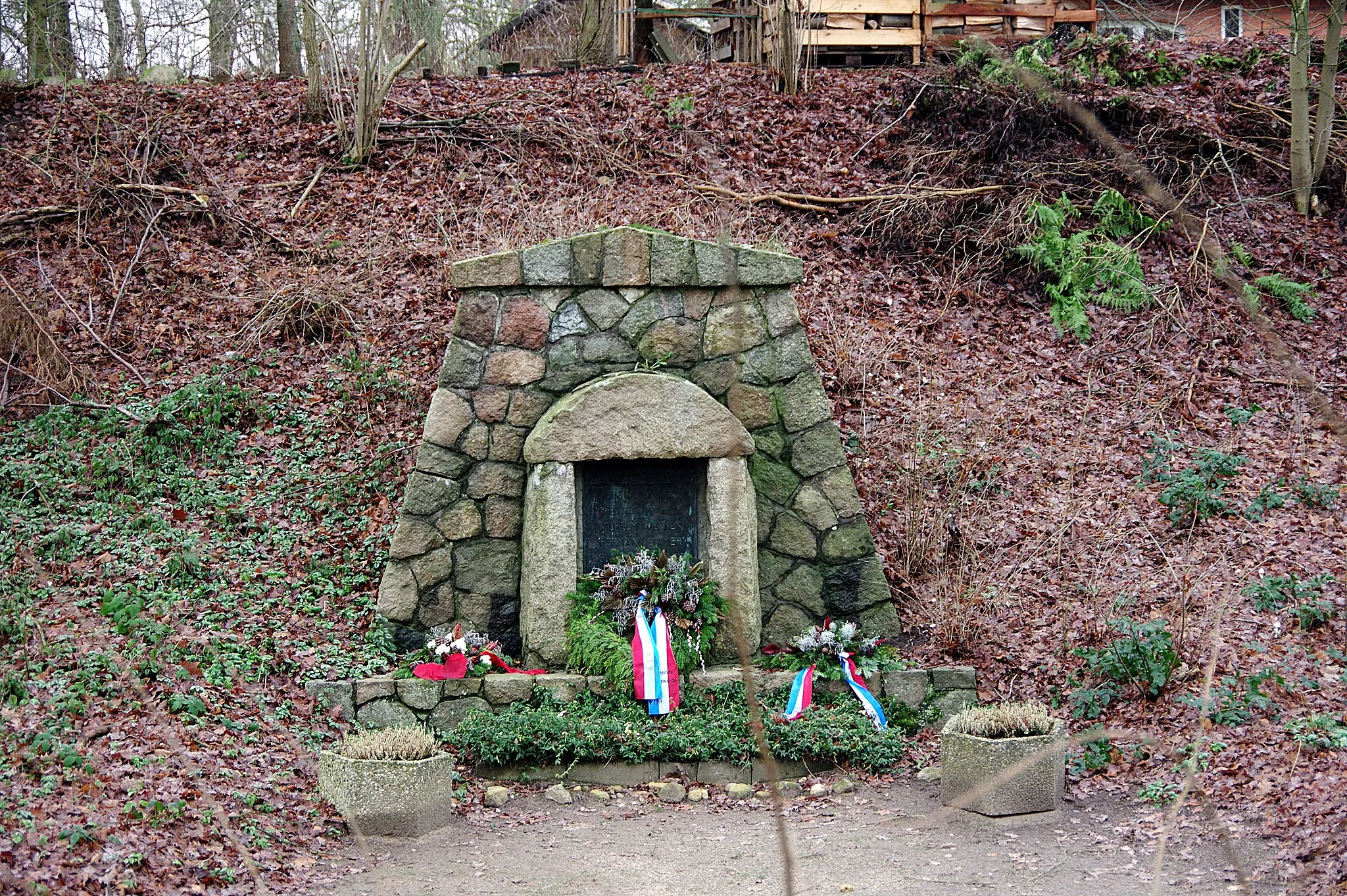 Photo showing: Grande in Schleswig-Holstein. Das Kriegerdenkmal befindet sich am südlichen Ortsausgang.