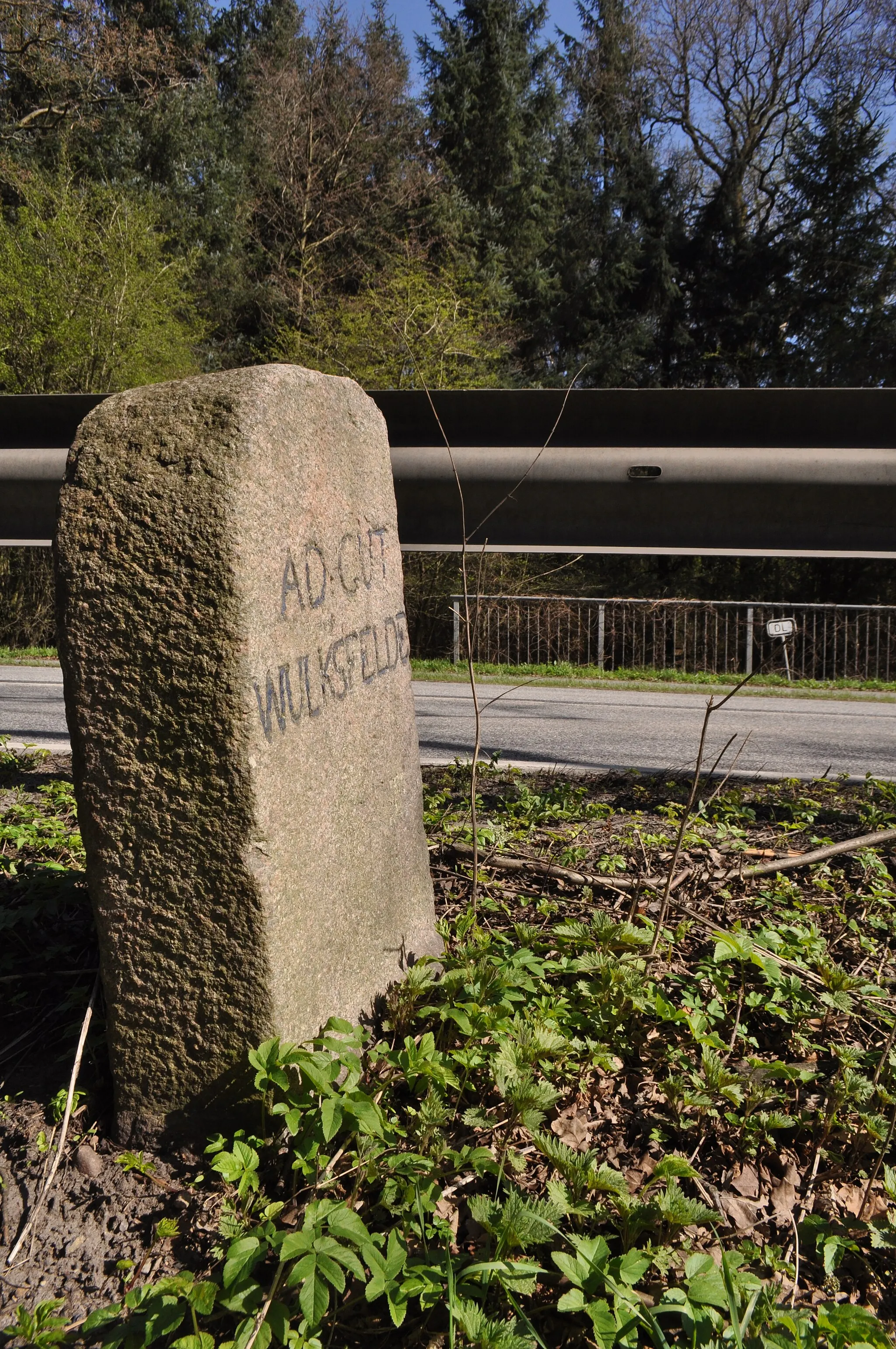 Photo showing: Grenzstein auf der westlichen Seite der Bundesstraße 432 an der ehemaligen Grenze zwischen den Adeligen Gütern Wulksfelde und Borstel, der heutigen Grenze der Kreise Stormarn und Segeberg.