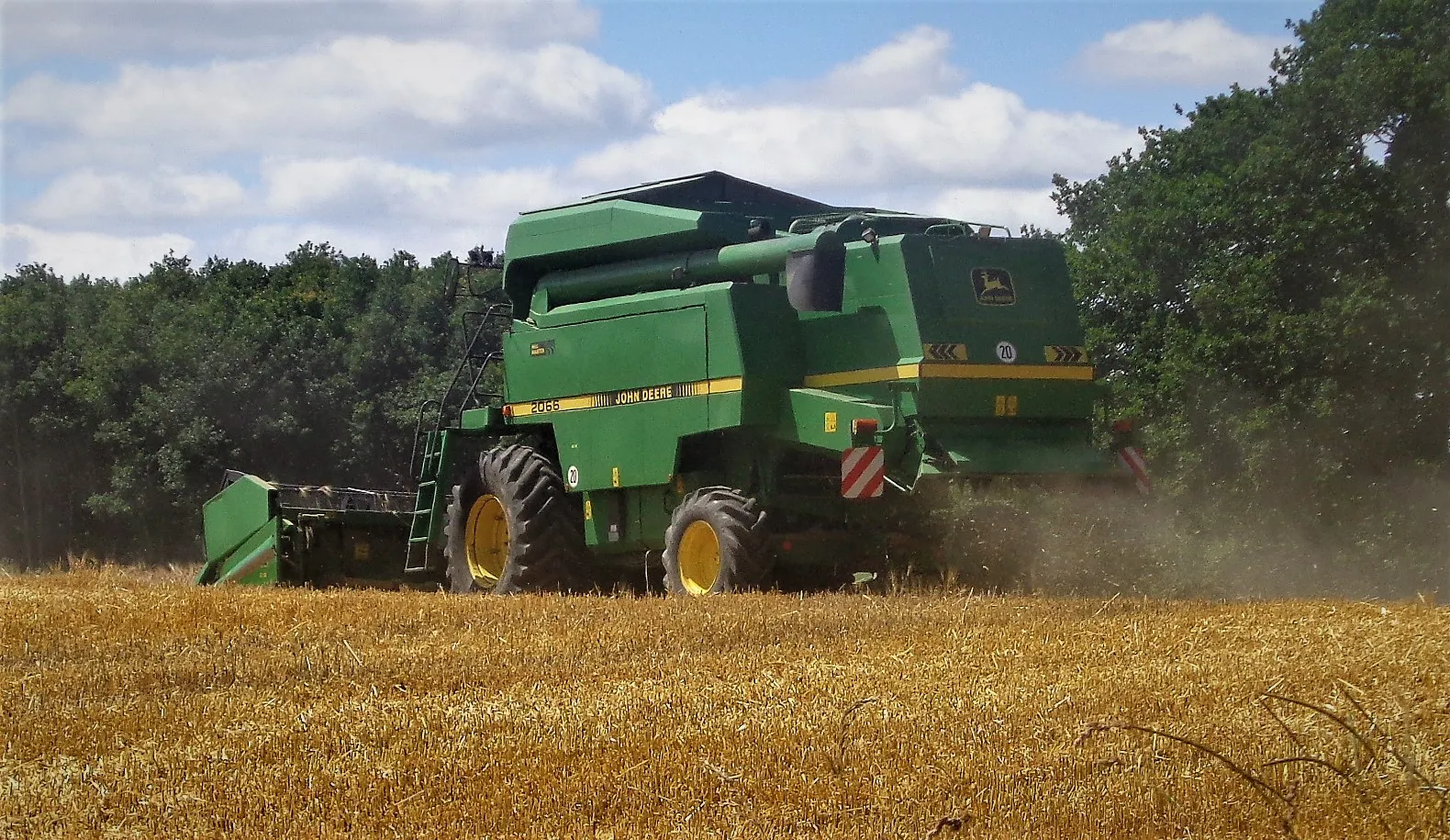 Photo showing: Ein Mähdrescher John Deere 2066 auf einem Feld in der Nähe von Probsteierhagen.