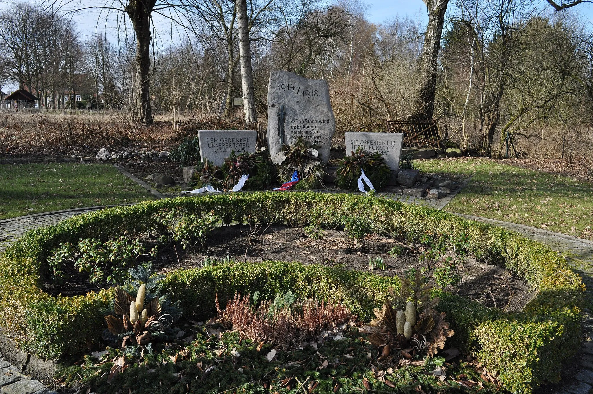 Photo showing: Kriegerdenkmal 1914-18 / 1939-45 der ehemaligen Gemeinde Bünningstedt (heute Ortsteil der Gemeinde Ammersbek).