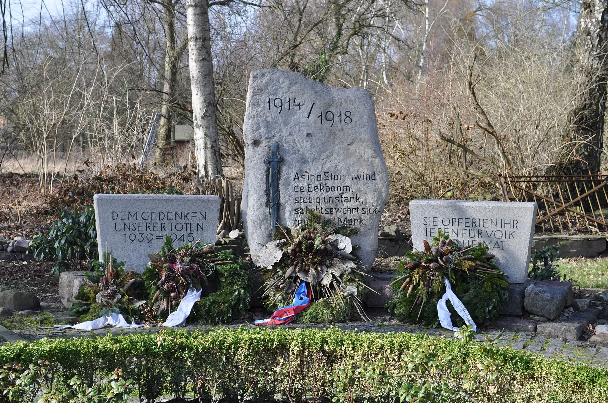 Photo showing: Kriegerdenkmal 1914-18 / 1939-45 der ehemaligen Gemeinde Bünningstedt (heute Ortsteil der Gemeinde Ammersbek).