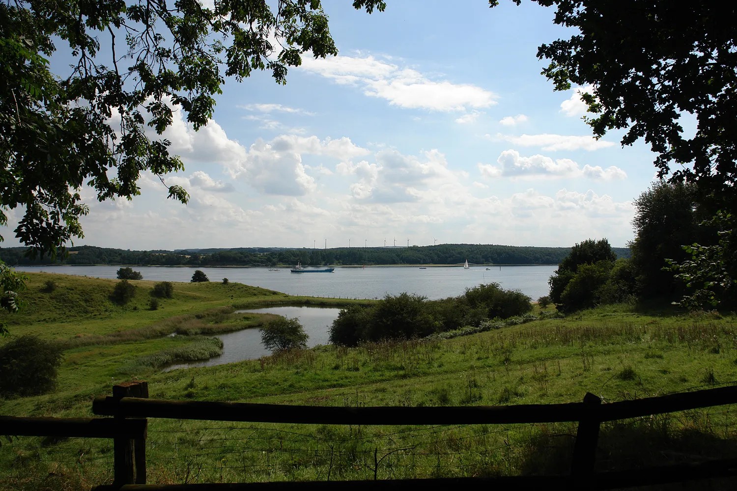 Photo showing: Stülper Huk im Naturschutzgebiet „Dummersdorfer Ufer“. Blick auf den Silkteich und das mecklenburgische Ufer im Bereich des OT Teschow der Gemeinde Selmsdorf