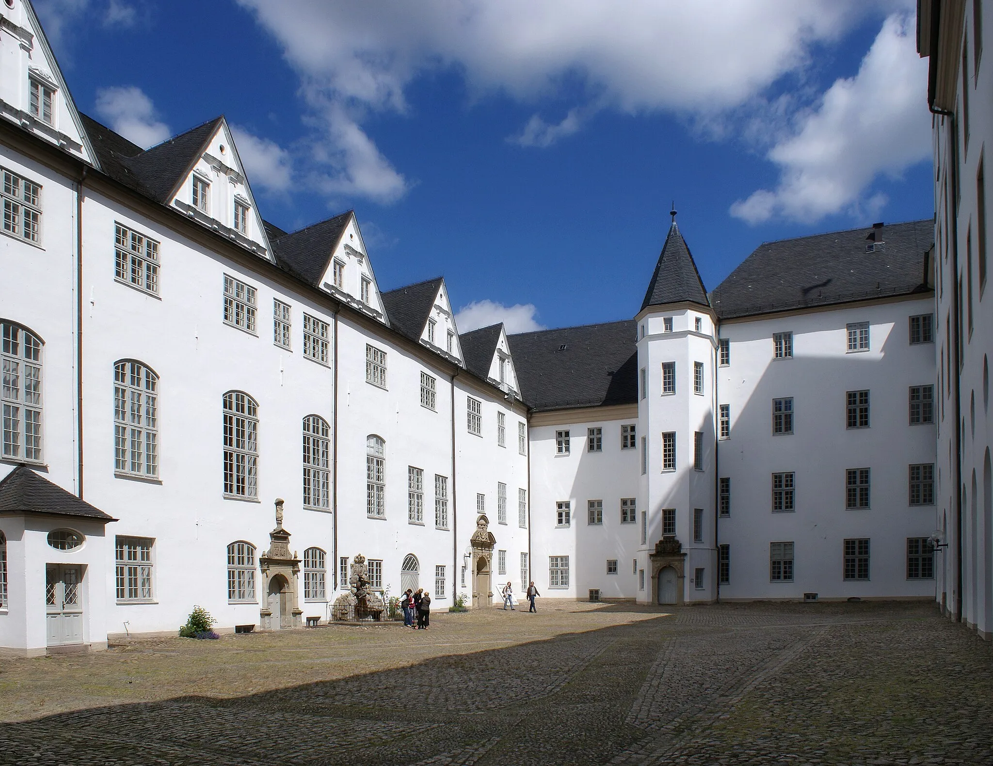Photo showing: Gottorf Castle, Coutyard, North- and Eastwing, edited by Lichtbildner