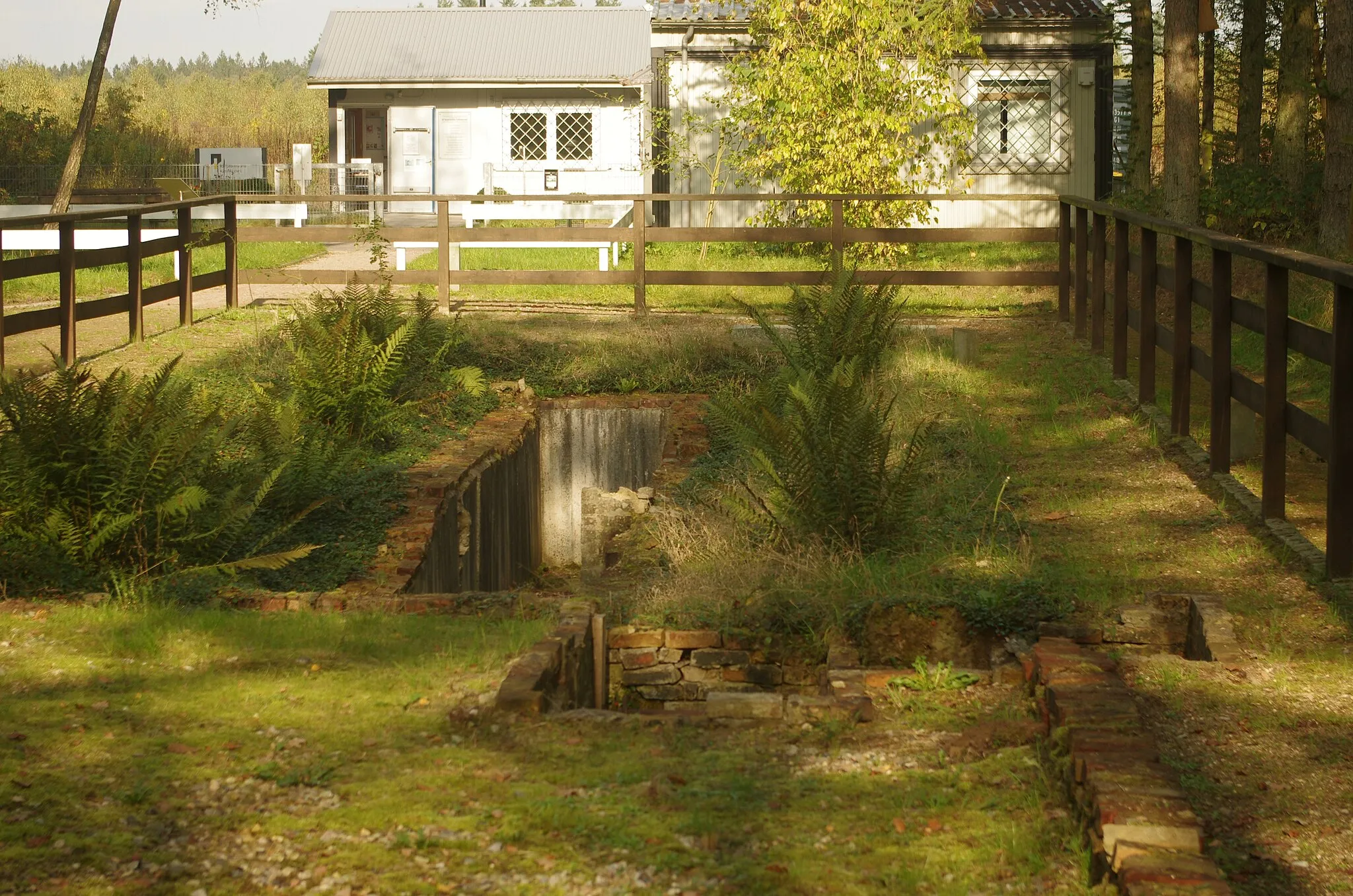 Photo showing: Gedenkstätte KZ Kaltenkirchen, Fundamentreste der Latrinen- und Waschraumbaracke