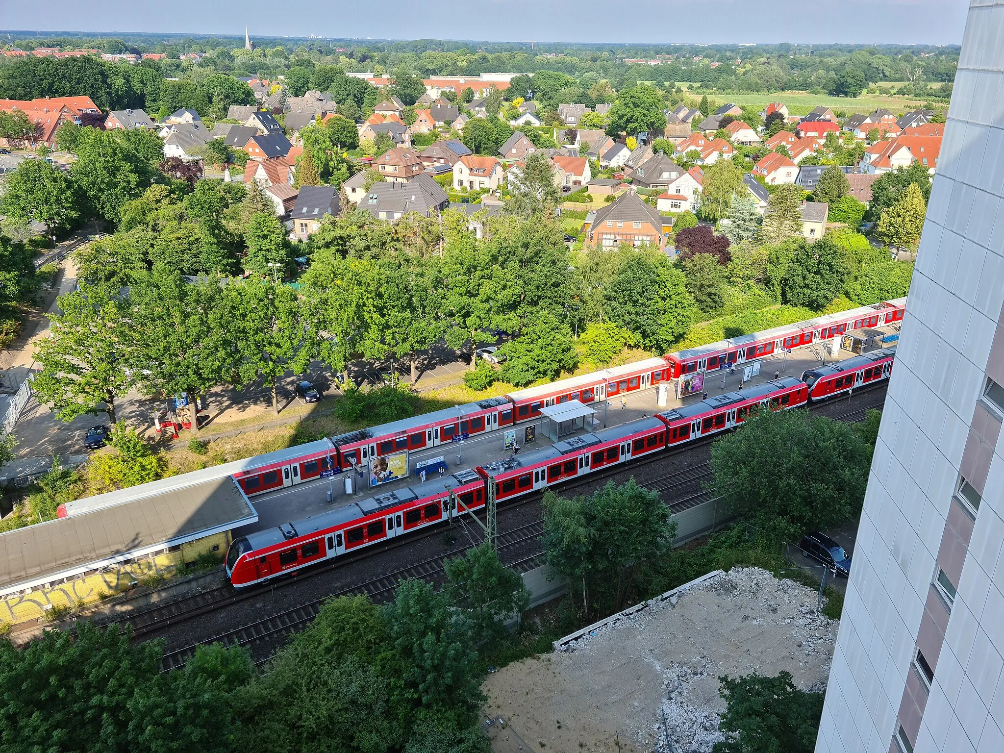 Photo showing: S-Bahn Station Thesdorf von oben