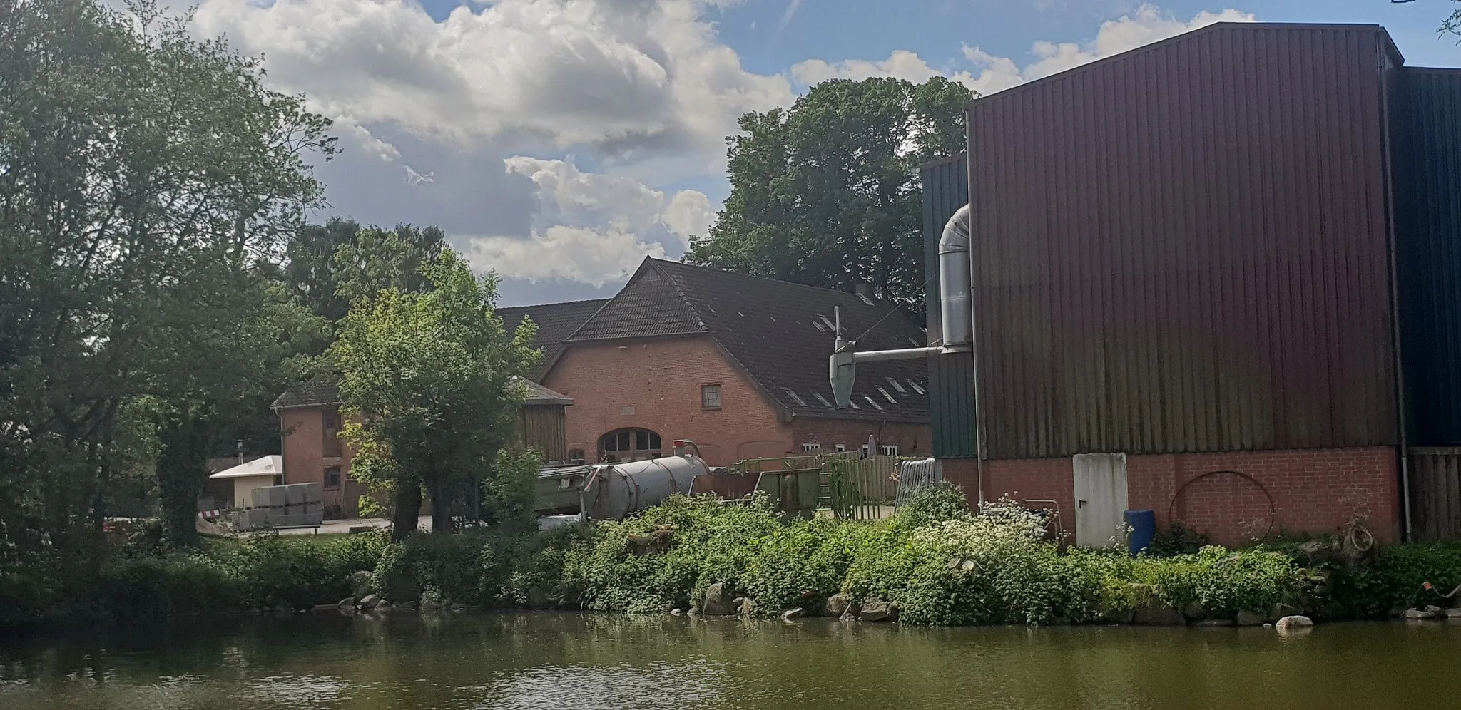 Photo showing: Hof Beythien-Peters vom Ivendorfer Dorfteich gesehen