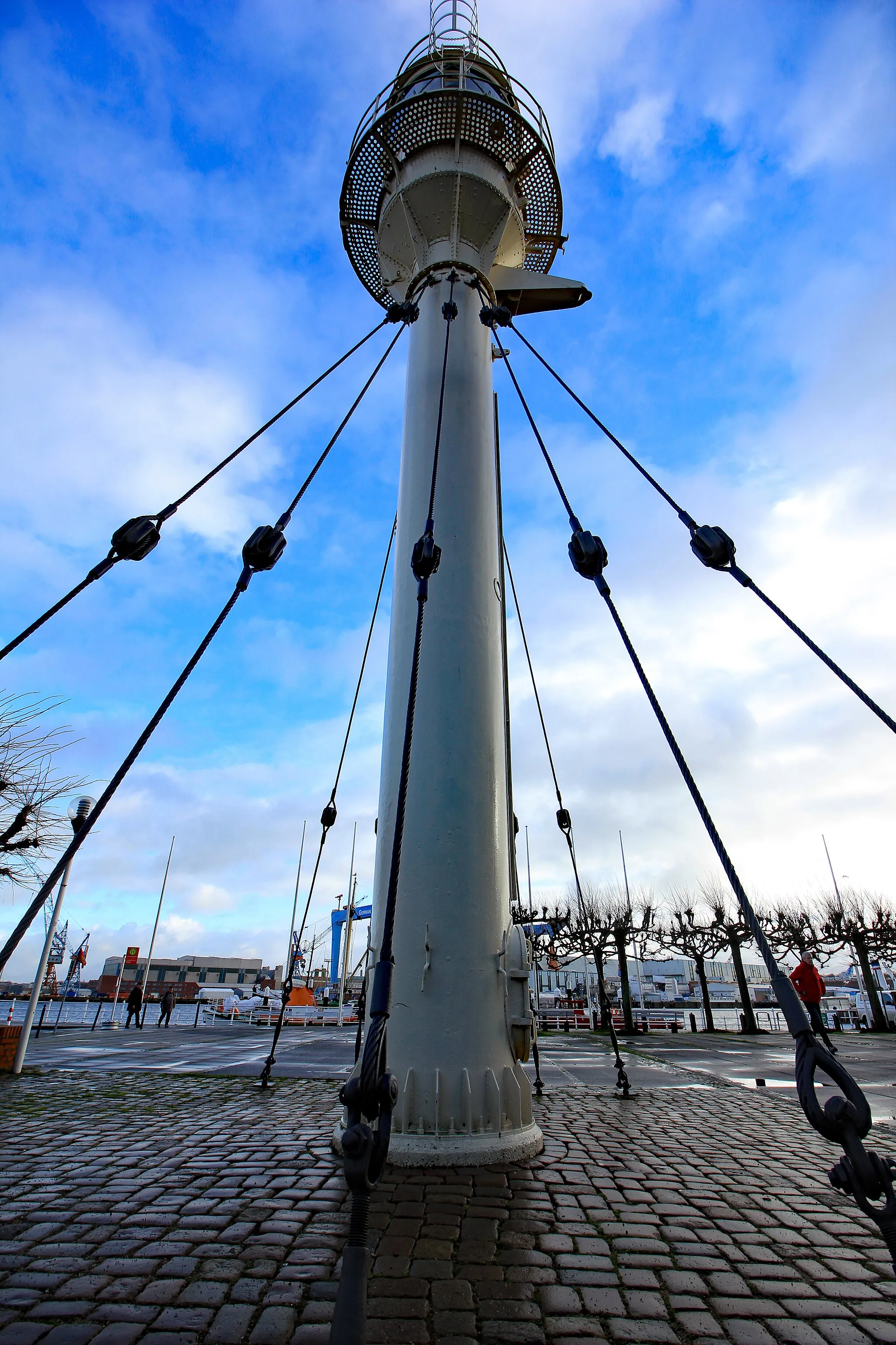 Photo showing: Laternenträger des Feuerschiffes "Kiel"  (Schifffahrtsmuseum Kiel, Kiel-Altstadt)

S. Baken-net: Feuerschiff Kiel