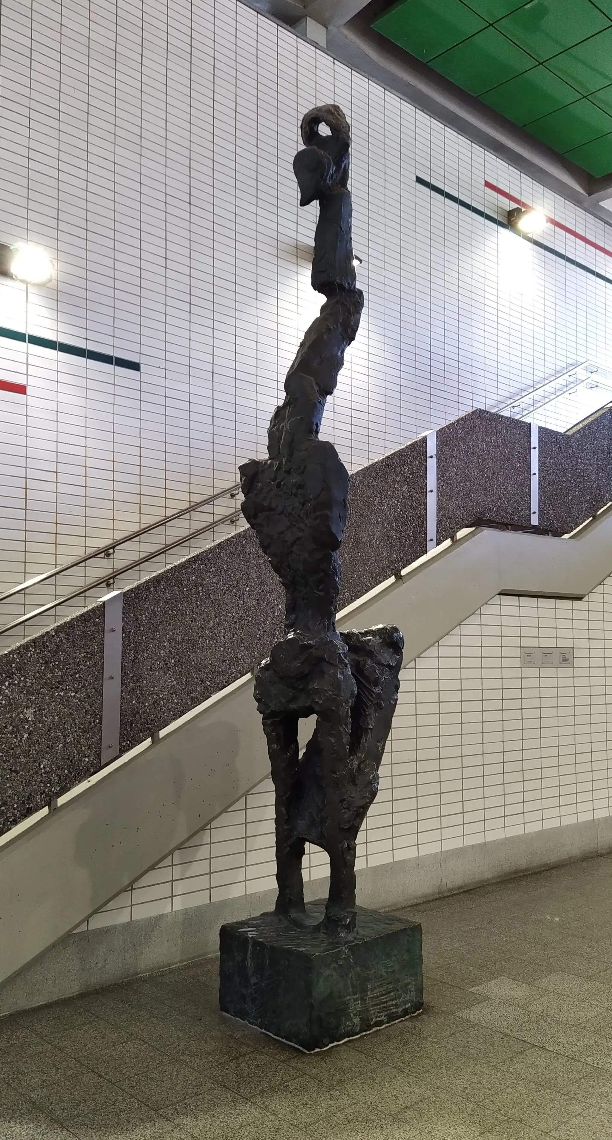 Photo showing: Skulptur "Kronenkranich" von Hans M. Ruwoldt in Hamburg, Zuggng zum U-Bahnhof Hagenbecks Tierpark