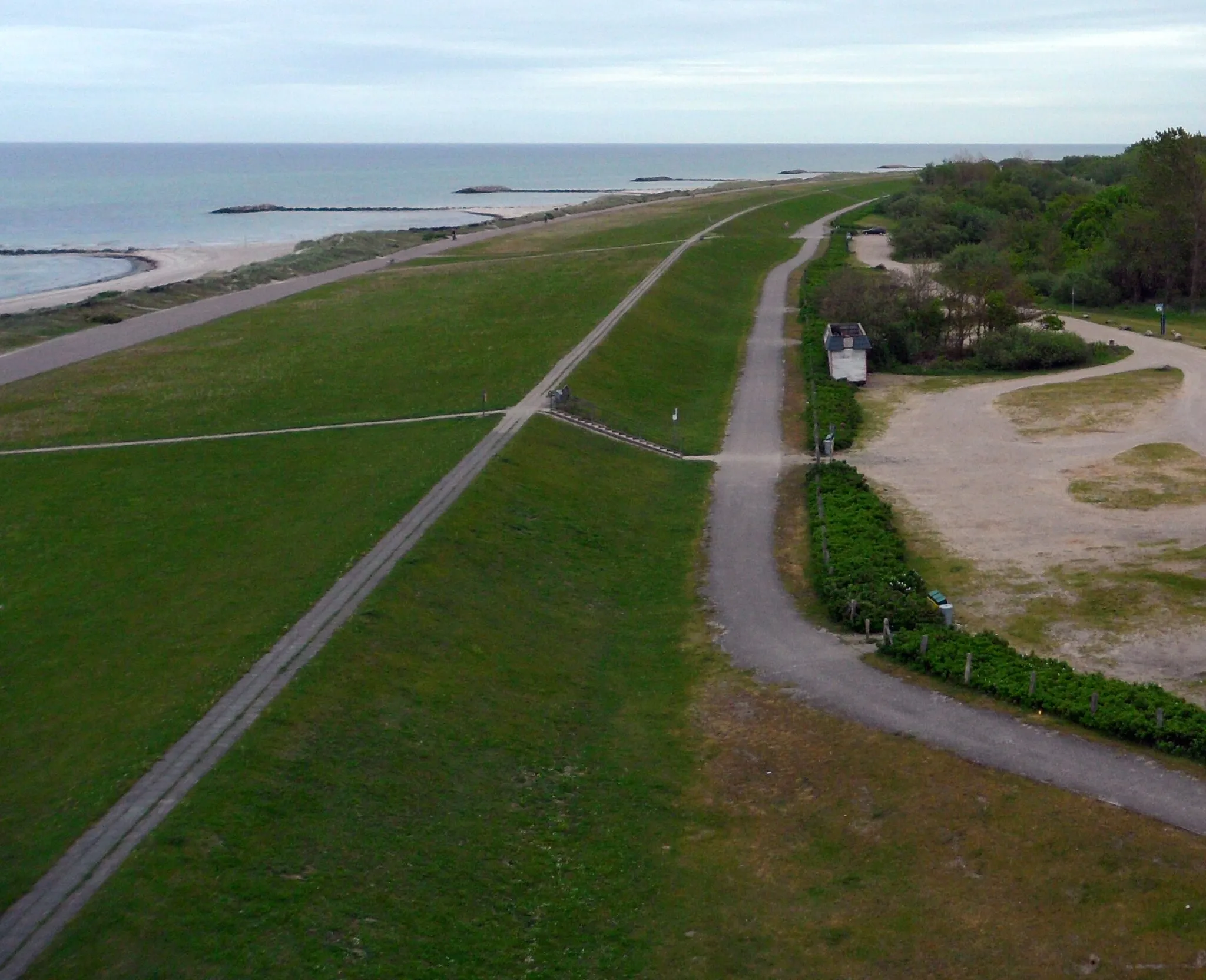 Photo showing: Beach and parkings from Leuchtfeuer Heidkate