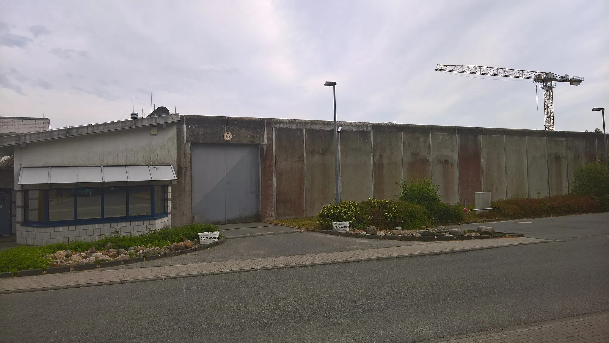 Photo showing: Blick auf das Wachhaus und das Tor, sowie den Kran auf der Baustelle