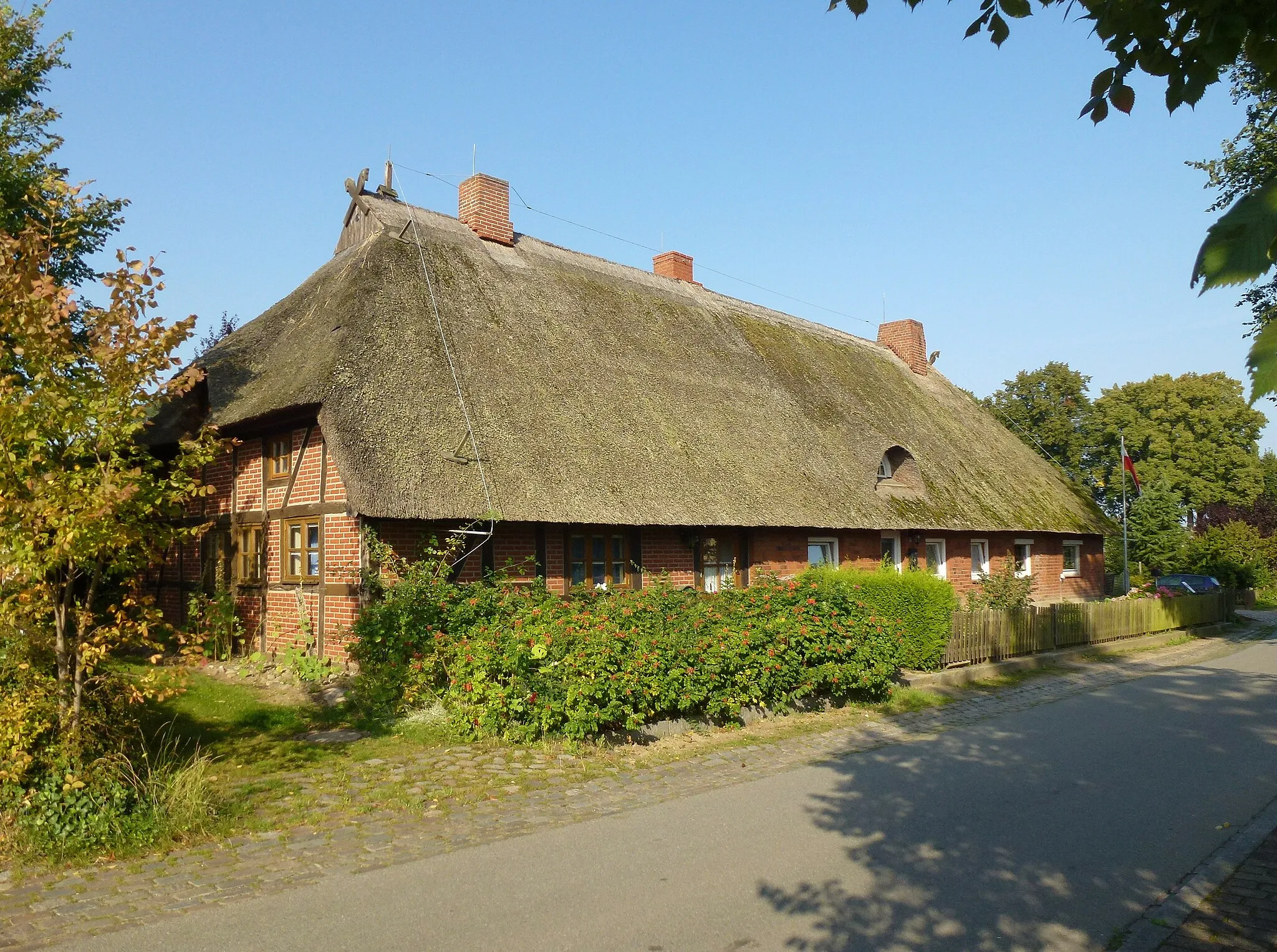 Photo showing: Döhnsdorf, Dorfstrasse, Dorfmitte, Bauernhaus "Nogelkassen" aus dem 18. Jahrhundert.