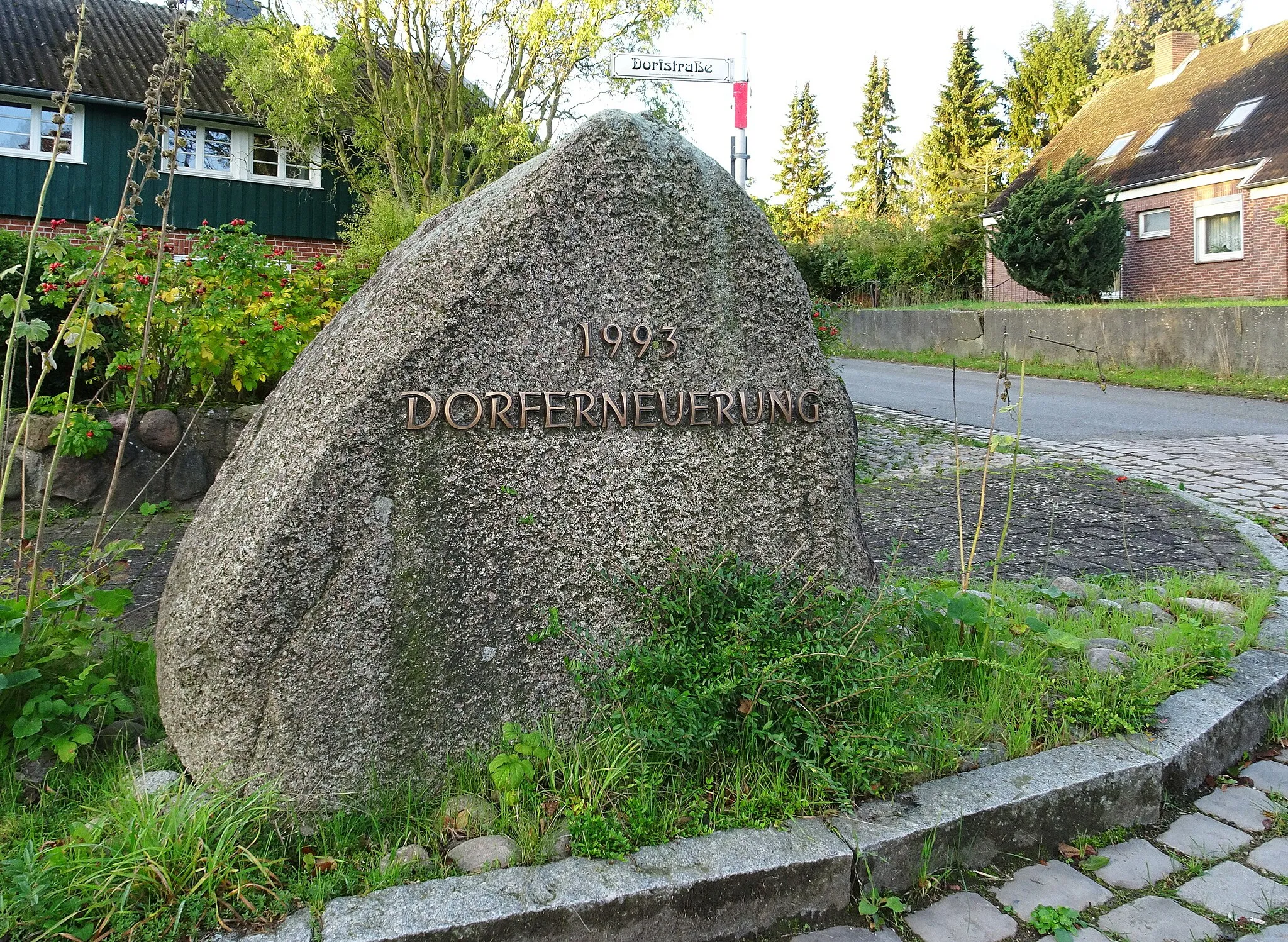 Photo showing: Döhnsdorf Gedenkstein "Dorferneuerung 1993"