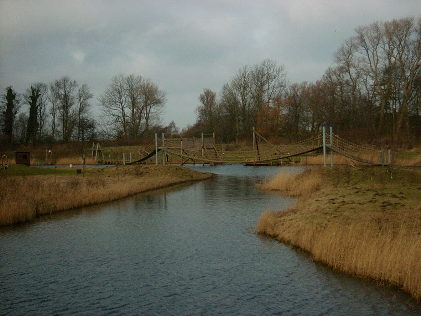 Photo showing: Über die Hängebrücke auf die Insel [2003/01]