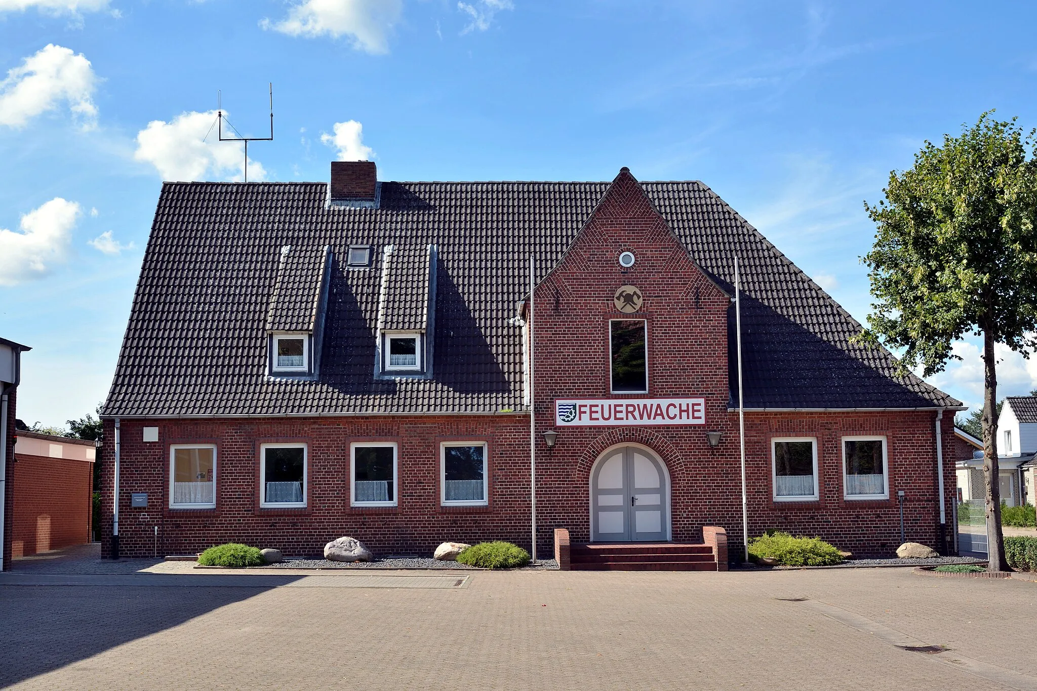 Photo showing: Das Feuerwehrhaus in Lägerdorf (ehem. Hermann-Göring-Heim).