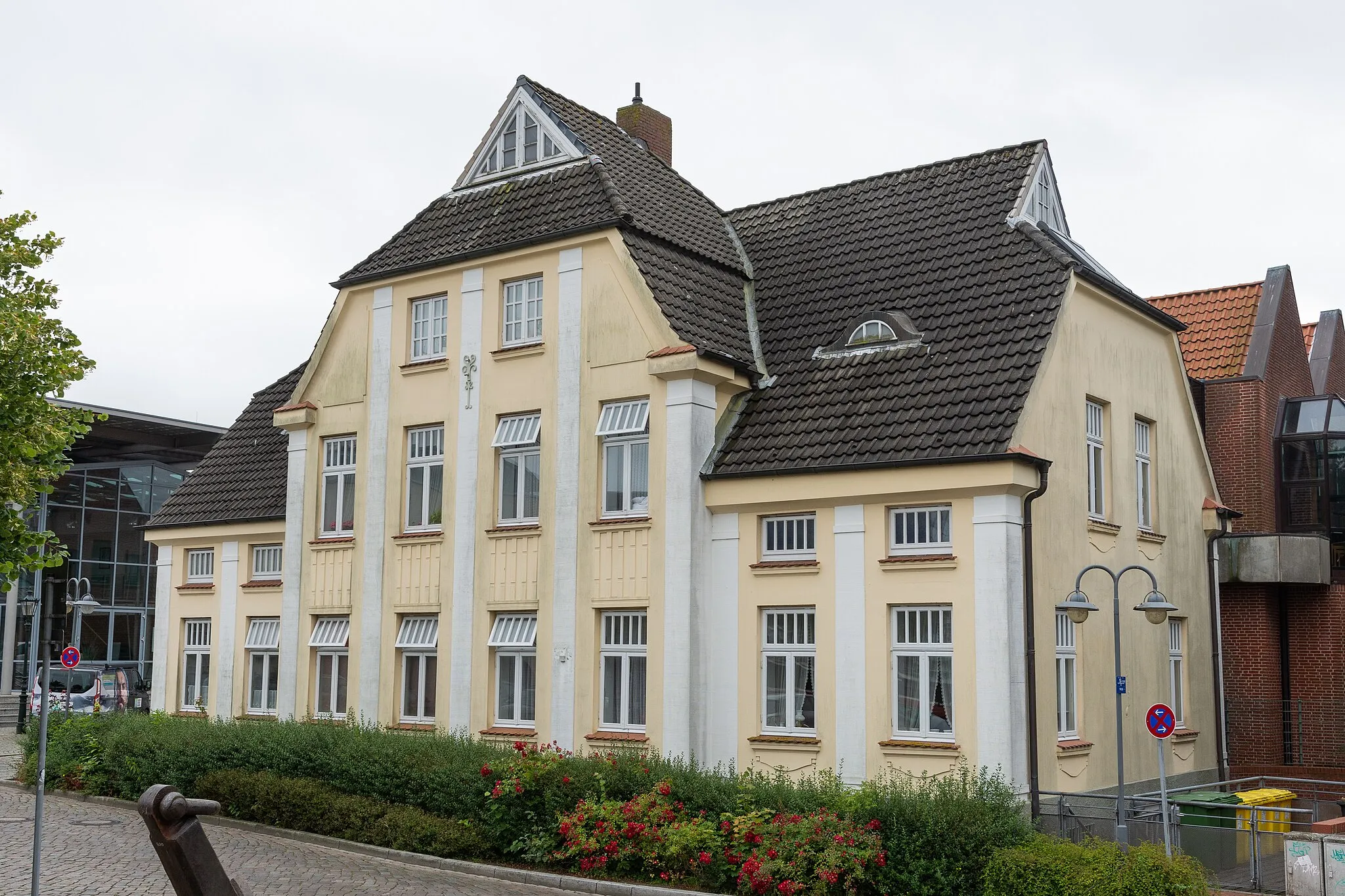 Photo showing: Former administrative Building in Husum, Germany, built from 1902 to 1908.