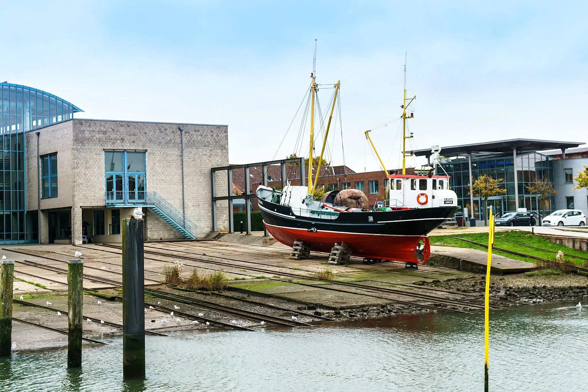 Photo showing: Tonnenleger "Hildegard" Museumsschiff im Außengelände des Schifffahrtsmuseums, vor dem Rathaus, am Binnenhafen in Husum