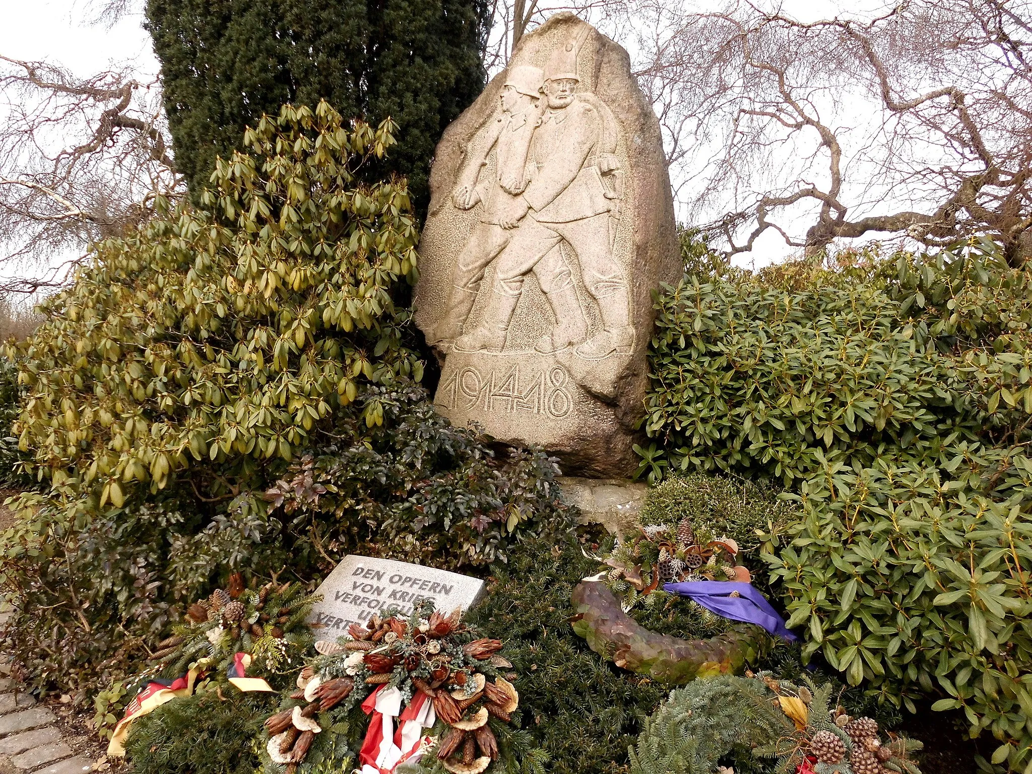 Photo showing: Das Kriegerdenkmal 1914/18 auf dem Ostfriedhof im Kieler Stadtteil Wellingdorf. Die Inschrift auf dem Gedenkstein lautet:
"DEN OPFERN VON KRIEG VERFOLGUNG UND VERTREIBUNG"