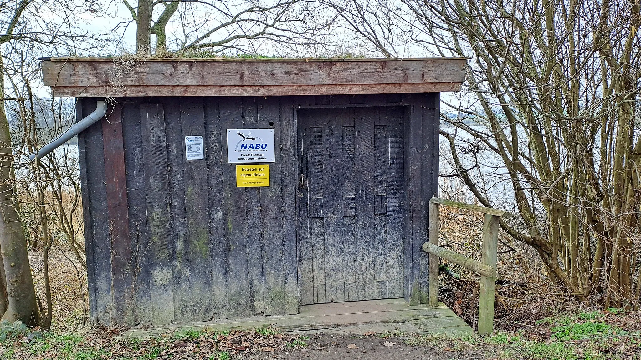 Photo showing: Eingang zur NABU-Beobachtungshütte am Kührener Teich