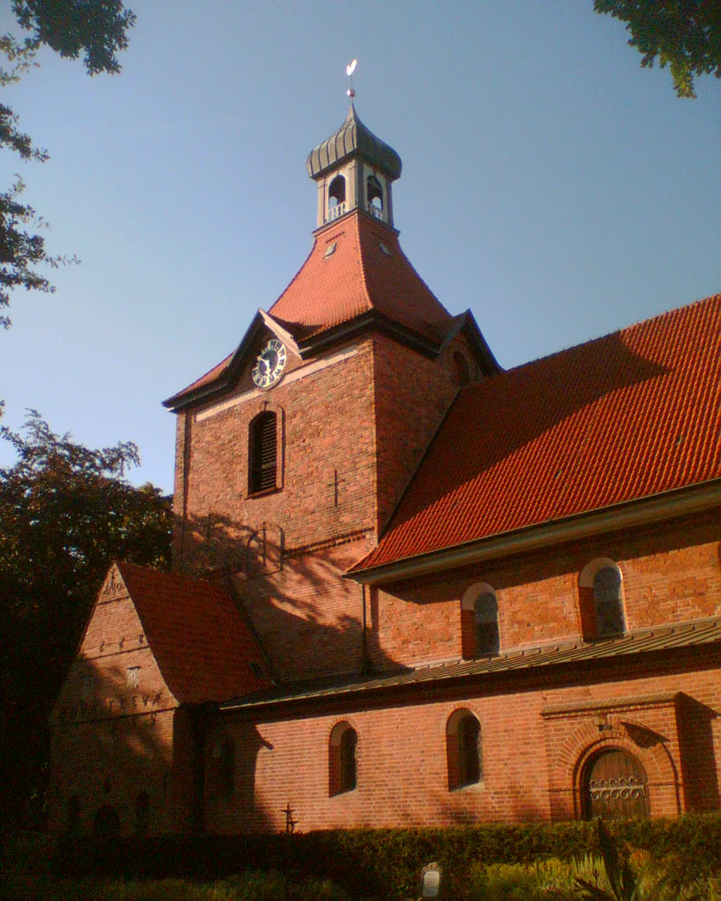 Photo showing: Südseite der Johanniskirche in Oldenburg in Holstein.