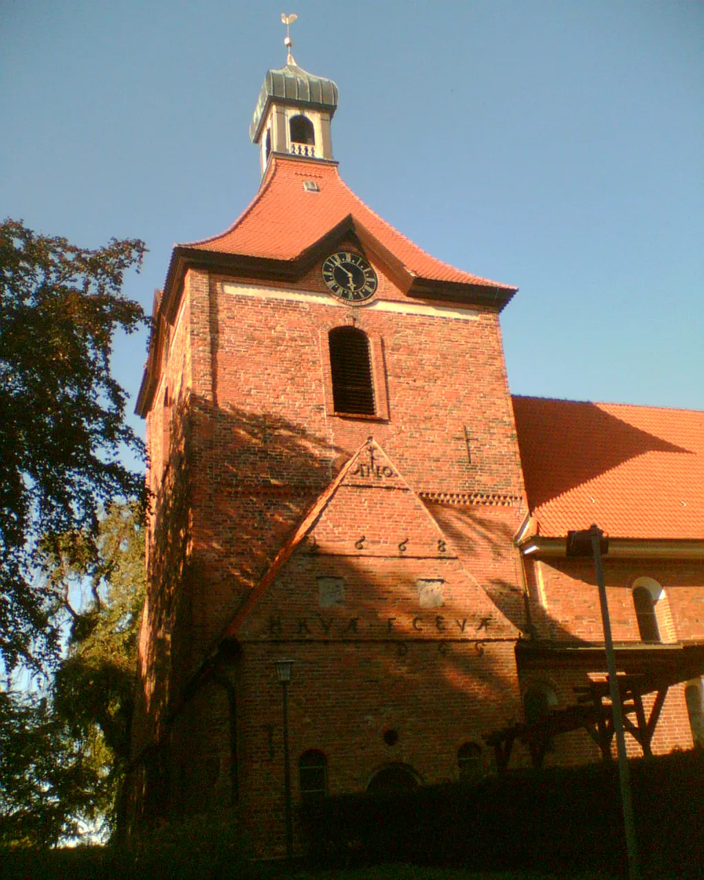 Photo showing: Kirchenturm der St. Johanniskirche in Oldenburg/Holstein von Süden.