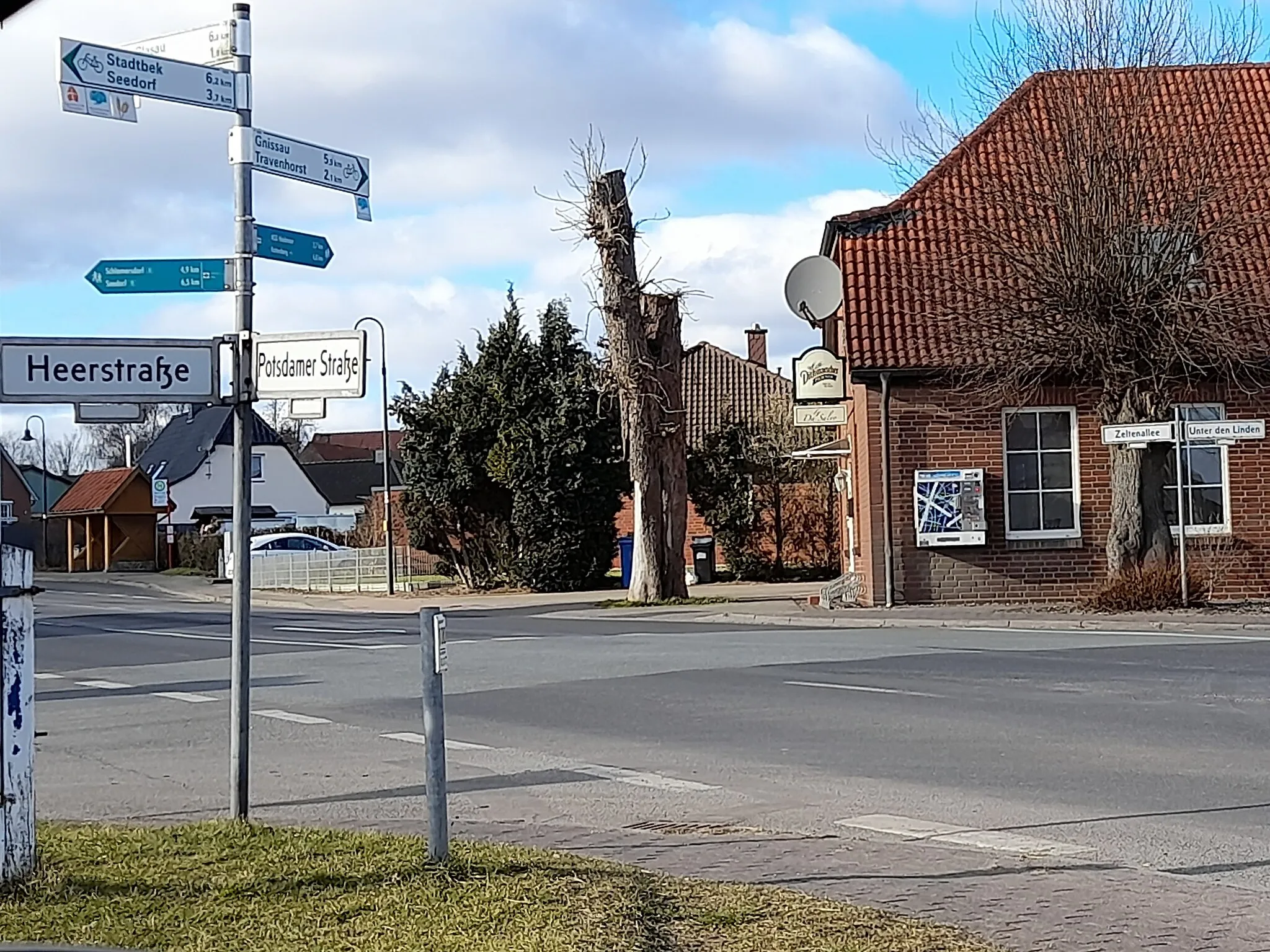 Photo showing: Berlin, crossroads of Unter den Linden (to the East), Zeltenallee (to the North), Heerstraße (to the East) and Potsdamer Straße (to the south) with Restaurant da Salvo