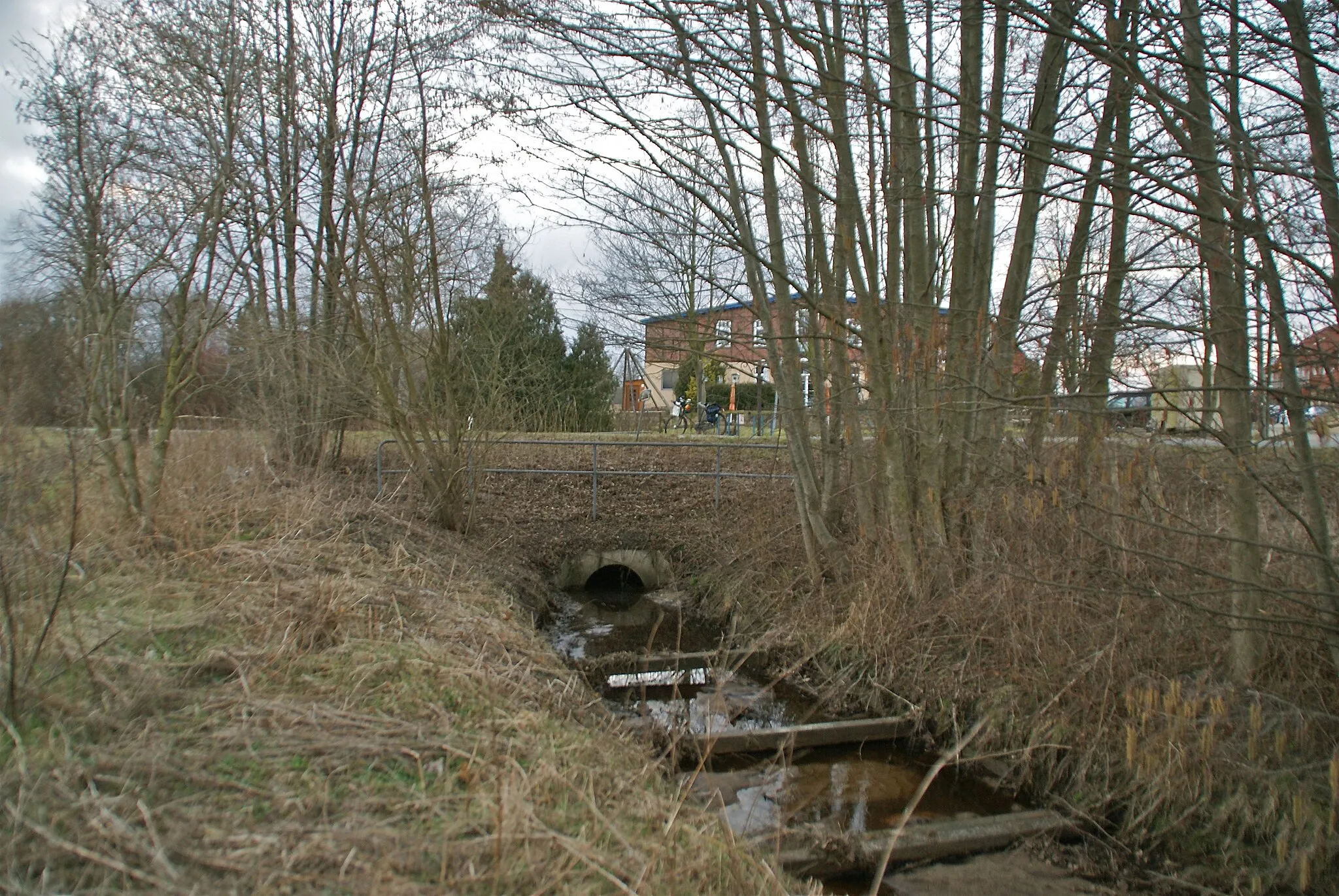 Photo showing: Tangstedt (Stormarn) (Wiemerskamp), Germany: The river Wiemersbek passes under the Wiemerskamper Weg