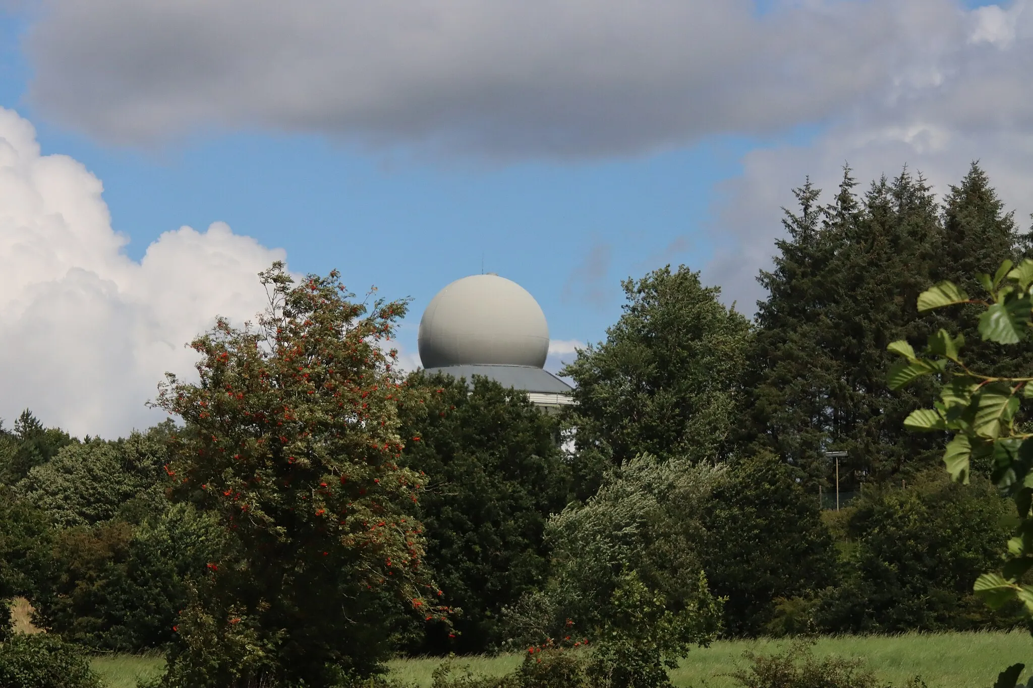 Photo showing: Blick auf das GM 406F Radar der Bundeswehr (Luftwaffe) auf einer Erhöhung bei Brekendorf.