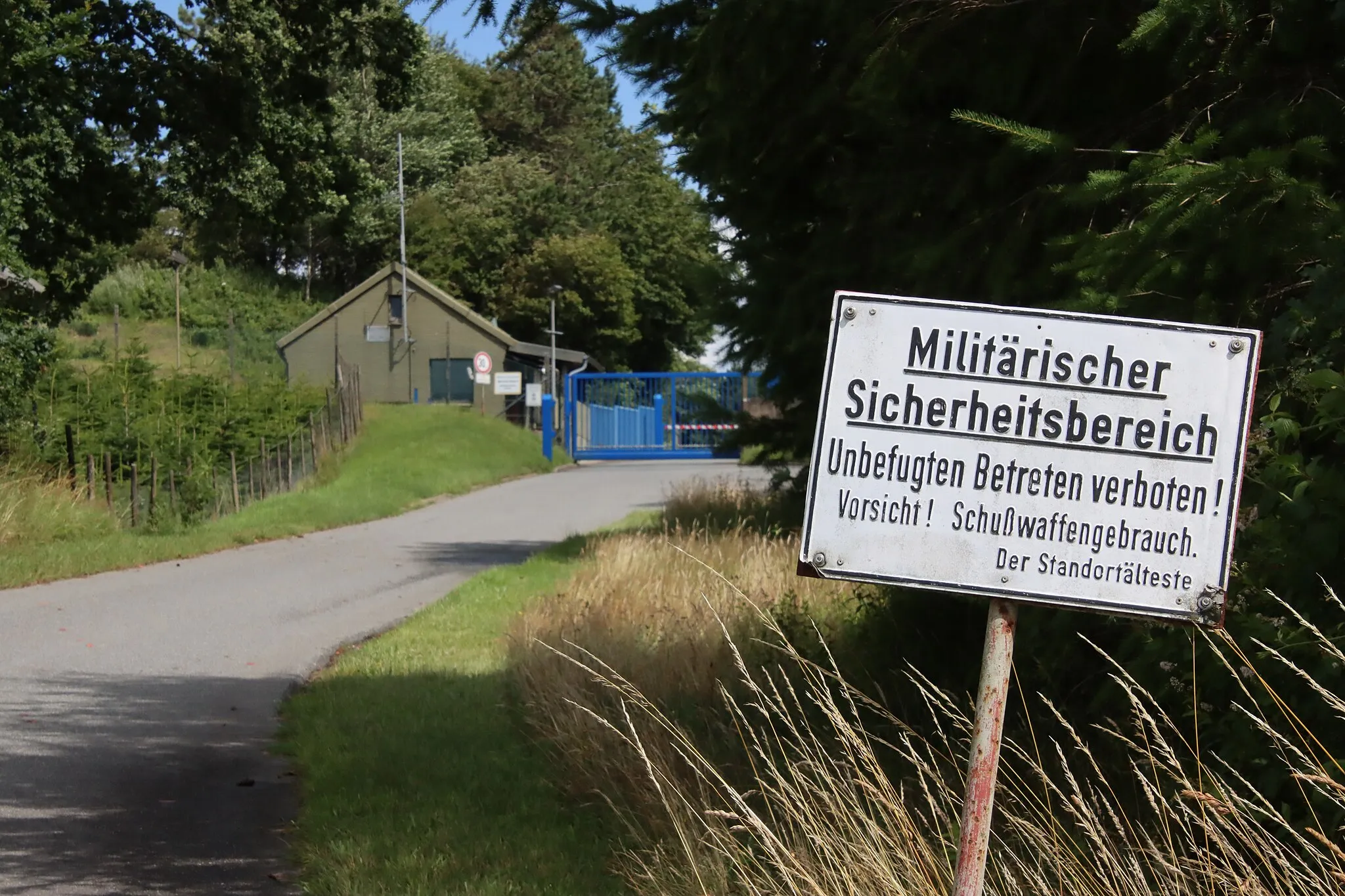 Photo showing: Zufahrt zum Radargelände der Bundeswehr (Luftwaffe) auf einer Erhöhung bei Brekendorf.