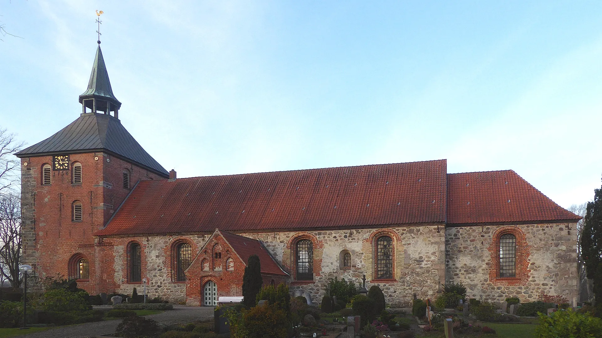 Photo showing: Grundhof Marienkirche spätromanische Feldsteinkircheirche 12 Jh mit spätgotischem Turm in Mischmauerwerk - Foto 2018 Wolfgang Pehlemann P1280581