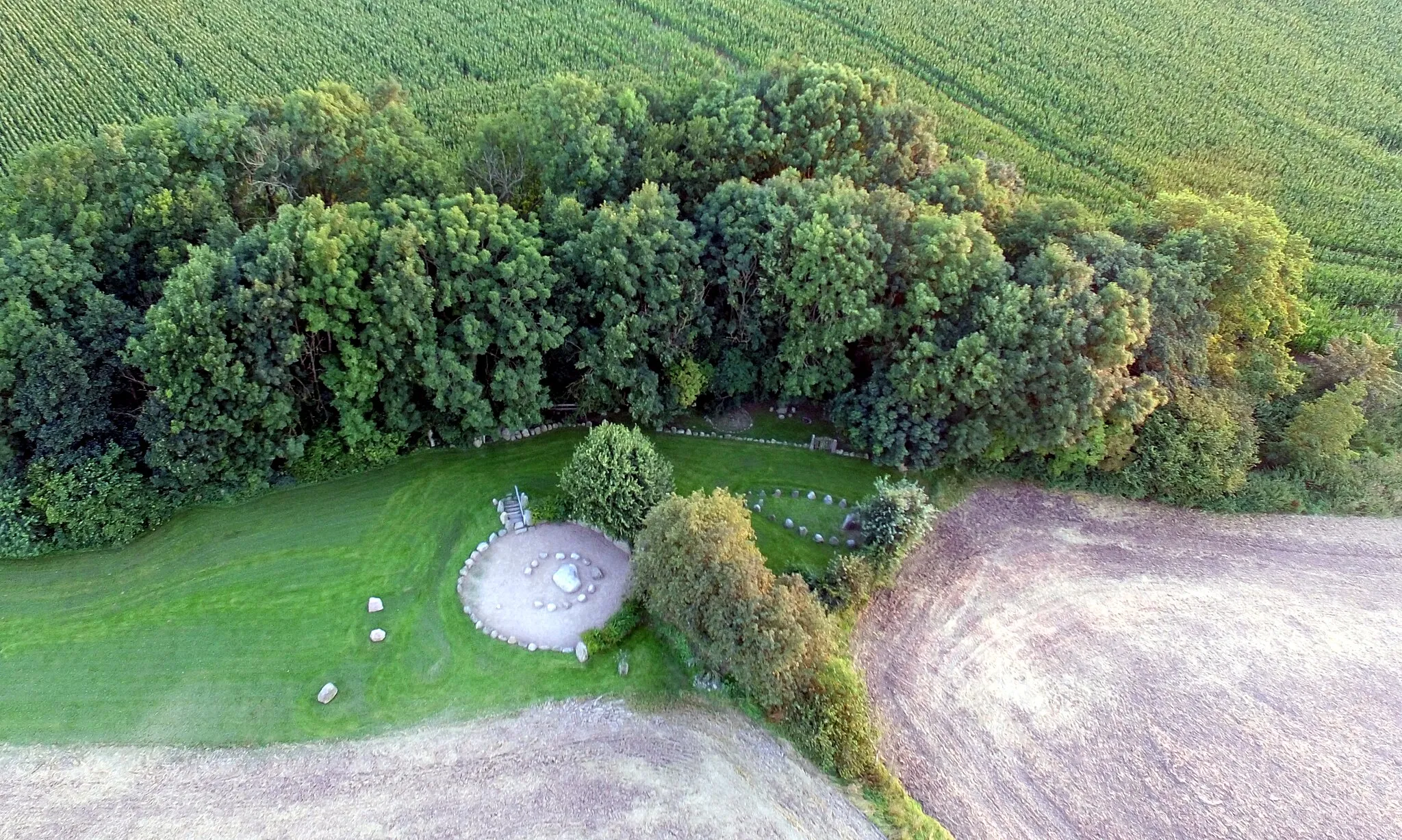 Photo showing: Versammlungsort in der Abenddämmerung