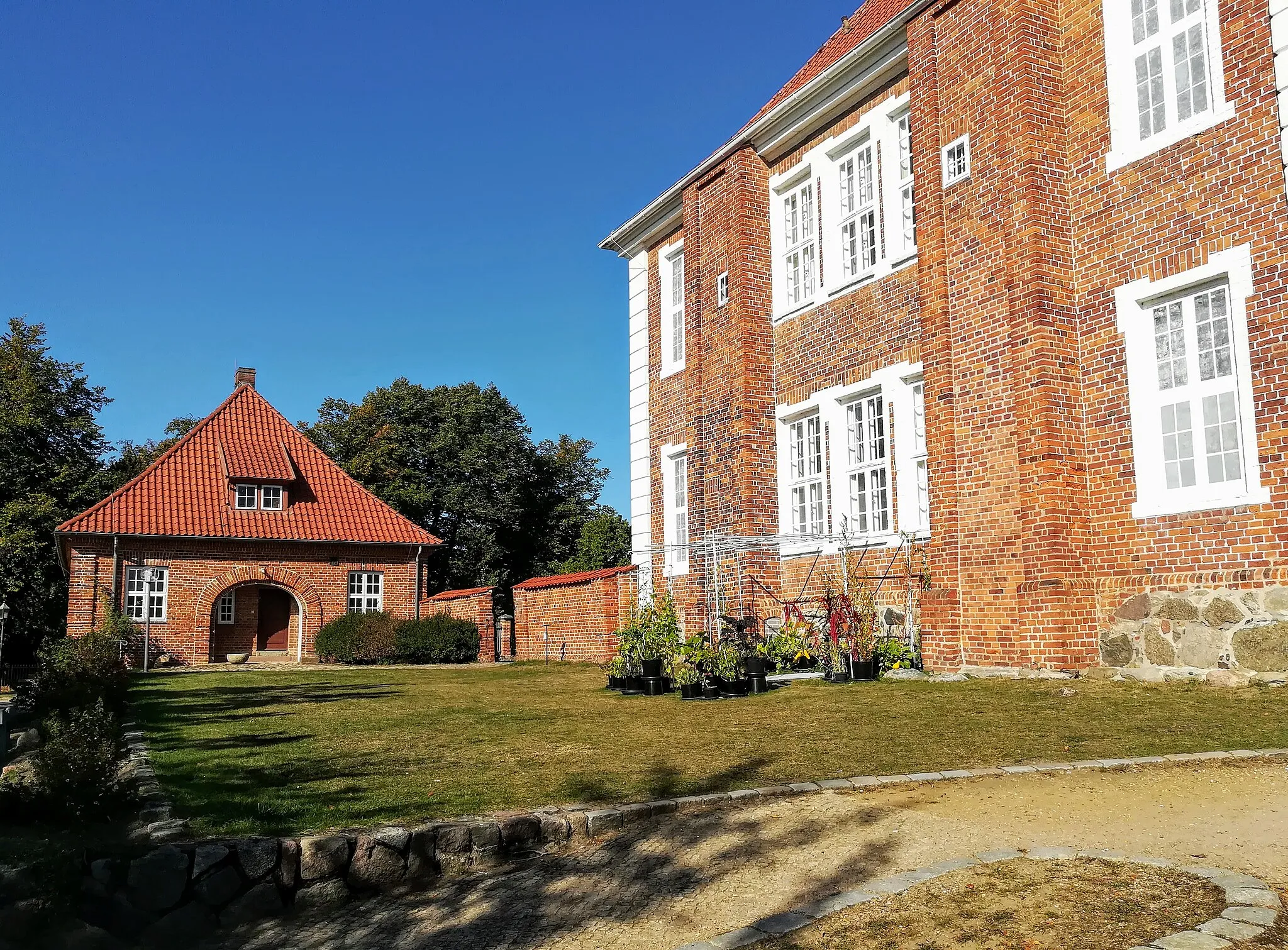 Photo showing: Rechts: Ehemaliges Herrenhaus der Herzöge von Mecklenburg, jetzt Kreismuseum Herzogtum Lauenburg.
Links: Südliches Wirtschaftsgebäude des Herrenhauses.