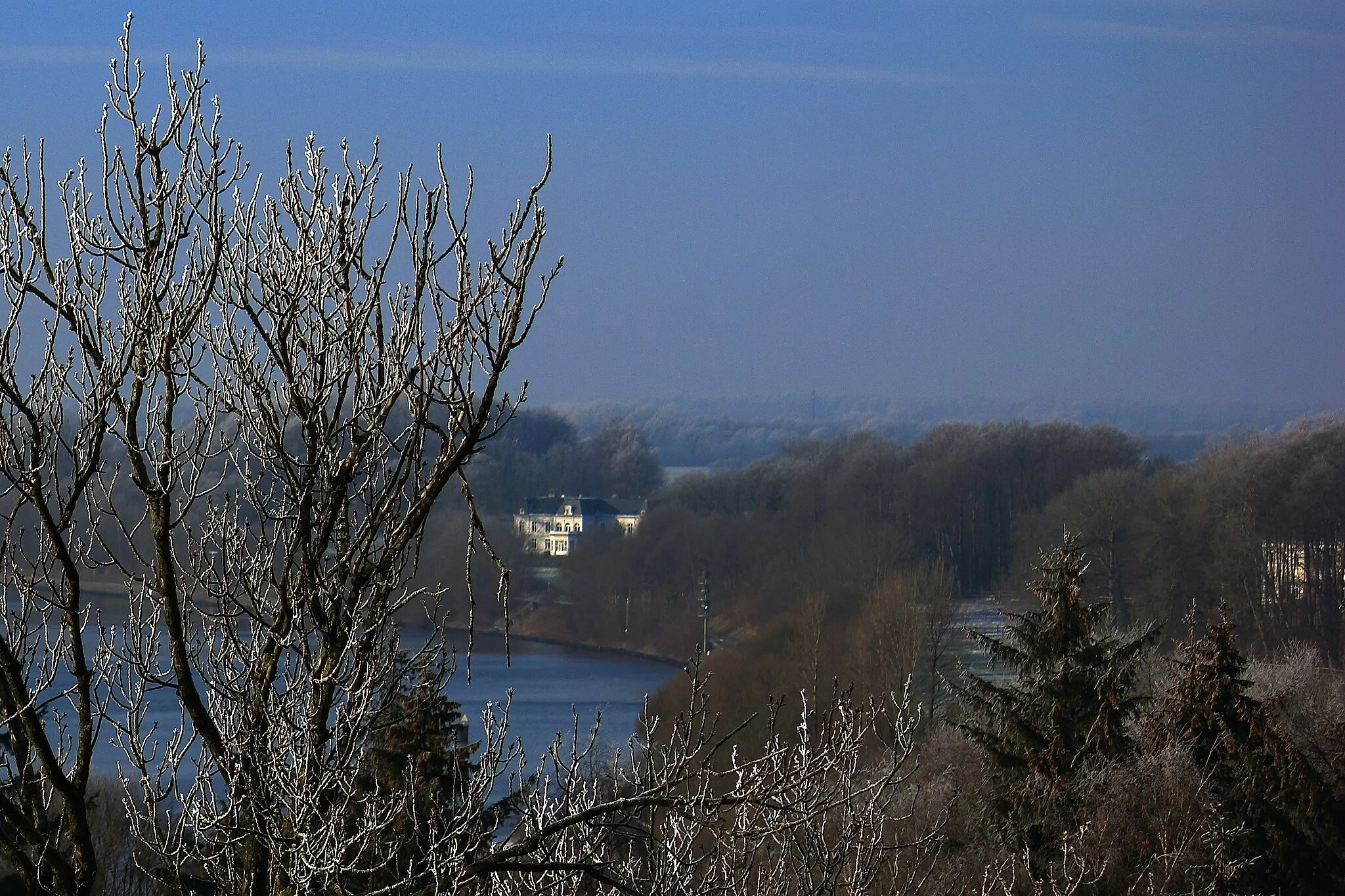 Photo showing: Blick von der Prinz-Heinrich-Brücke (Holtenauer Hochbrücke, Kiel)auf das Herrenhaus von Gut Projensdorf am Nord-Ostee-Kanal.

An rechten Rand Mitte zu sehen das Herrenhaus des Gutes Knoop.