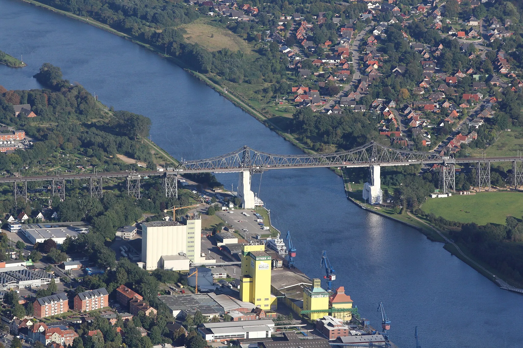 Photo showing: Luftbildaufnahme Rendsburger Hochbrücke, Rendsburg, Schleswig-Holstein, Deutschland, Blick nach Südost.