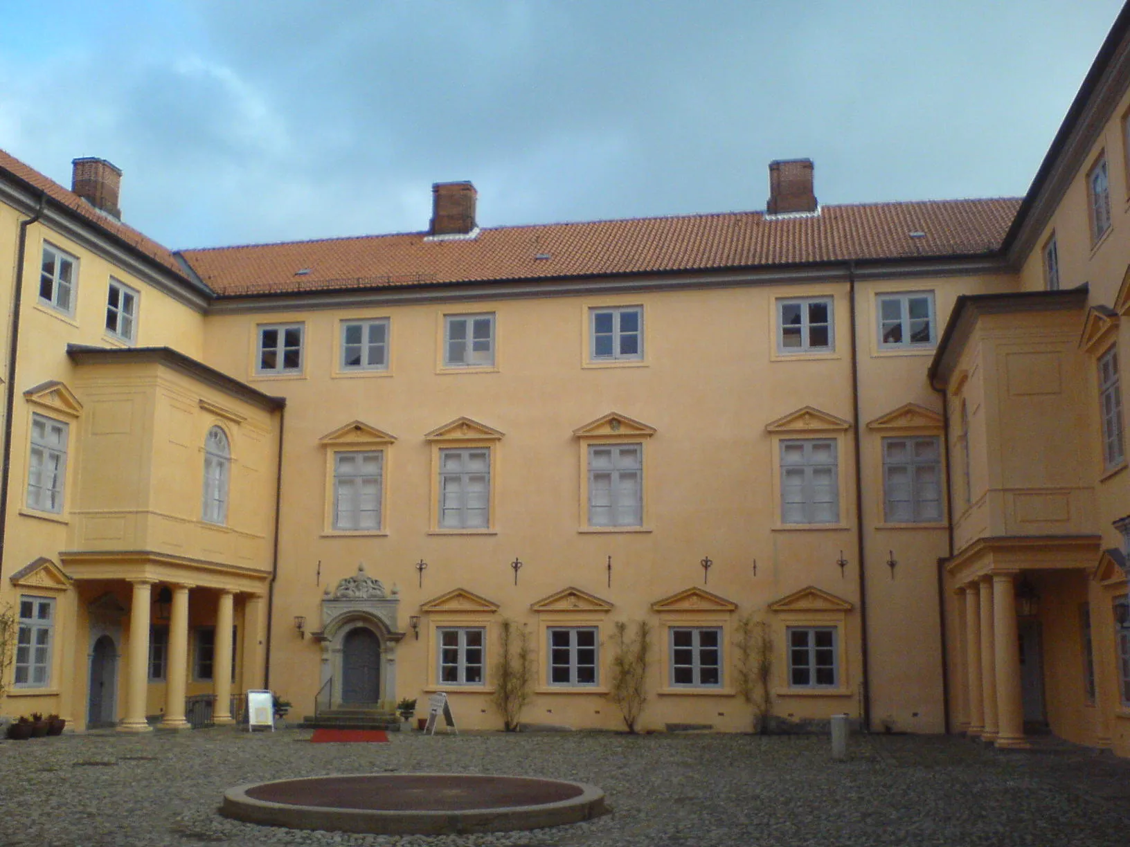 Photo showing: Description=Eutiner Schloss, Hof

Source=myself
Date=02.2007
Author=PodracerHH 19:47, 4 February 2007 (UTC)