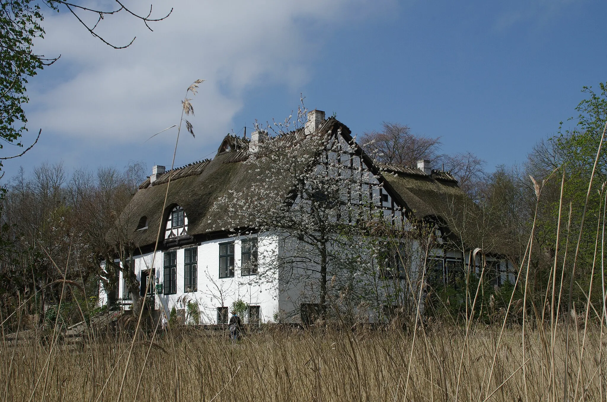 Photo showing: Boren, Ortsteil Lindau in Schleswig-Holstein. Der Lindauhof in Lindau, Boren steht unter Denkmalschutz. Hier wirde Szenen der ZDF-Serien Der Landarzt gedreht.