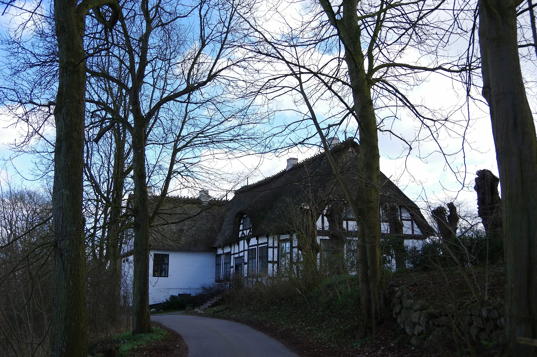 Photo showing: Boren, Ortsteil Lindau in Schleswig-Holstein. Der Lindauhof in Lindau, Boren steht unter Denkmalschutz. Hier wirde Szenen der ZDF-Serien Der Landarzt gedreht.