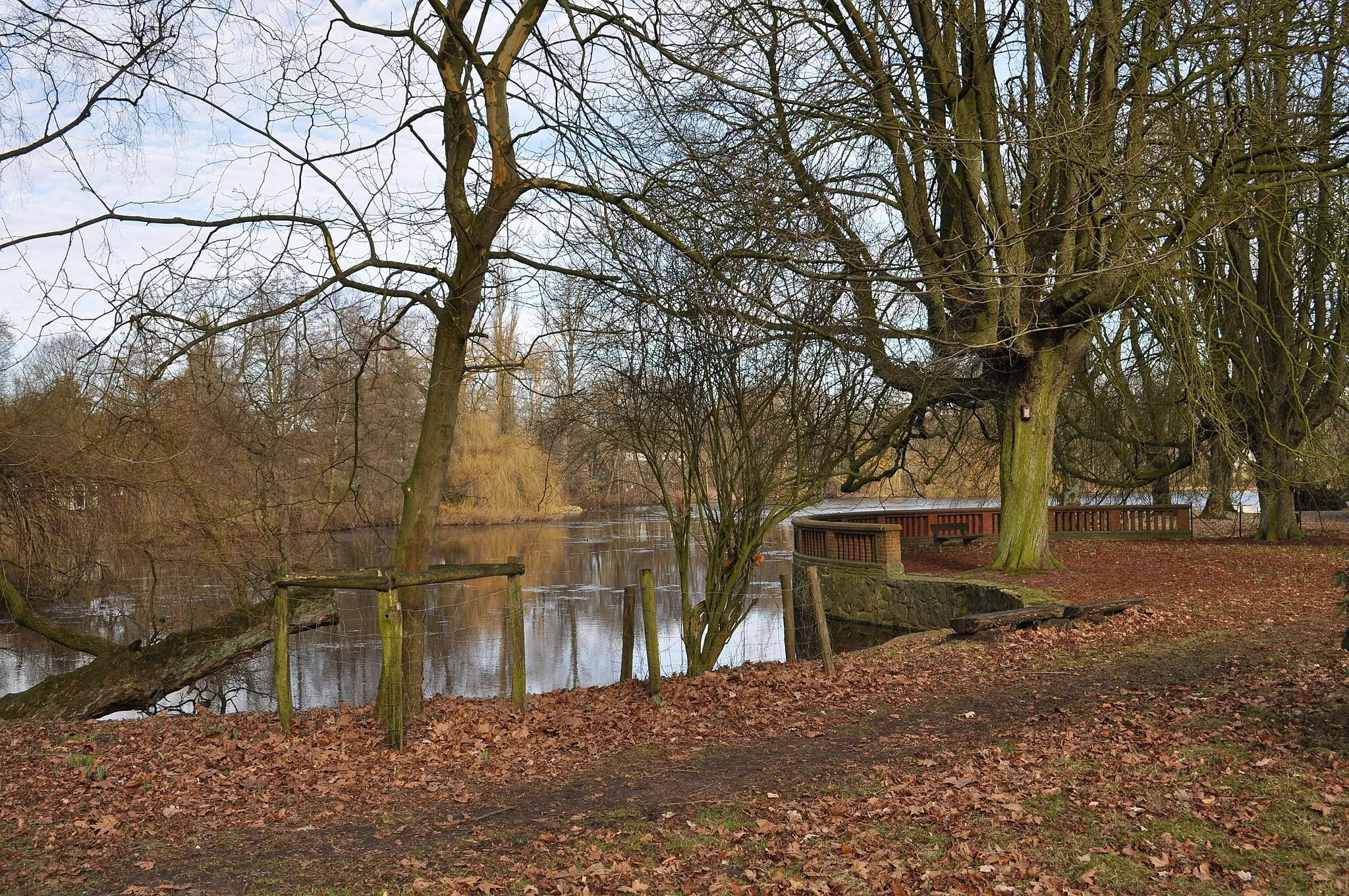 Photo showing: Blick auf den Teich im Landschaftspark des Gutes Wulfsdorf bei Ahrensburg

This is a photograph of an architectural monument. It is on the list of cultural monuments of Ahrensburg, no. 7.2.