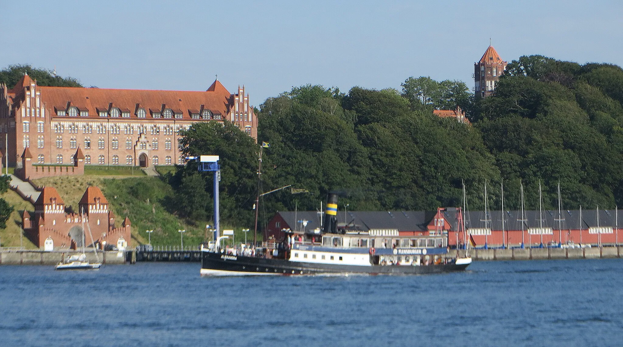Photo showing: Alexandra vor dem Roten Schloss (Flensburg-Mürwik 2015), Bild 01; Cut-Version von Bild 01; Bild entstand während des Dampf Rundums 2015