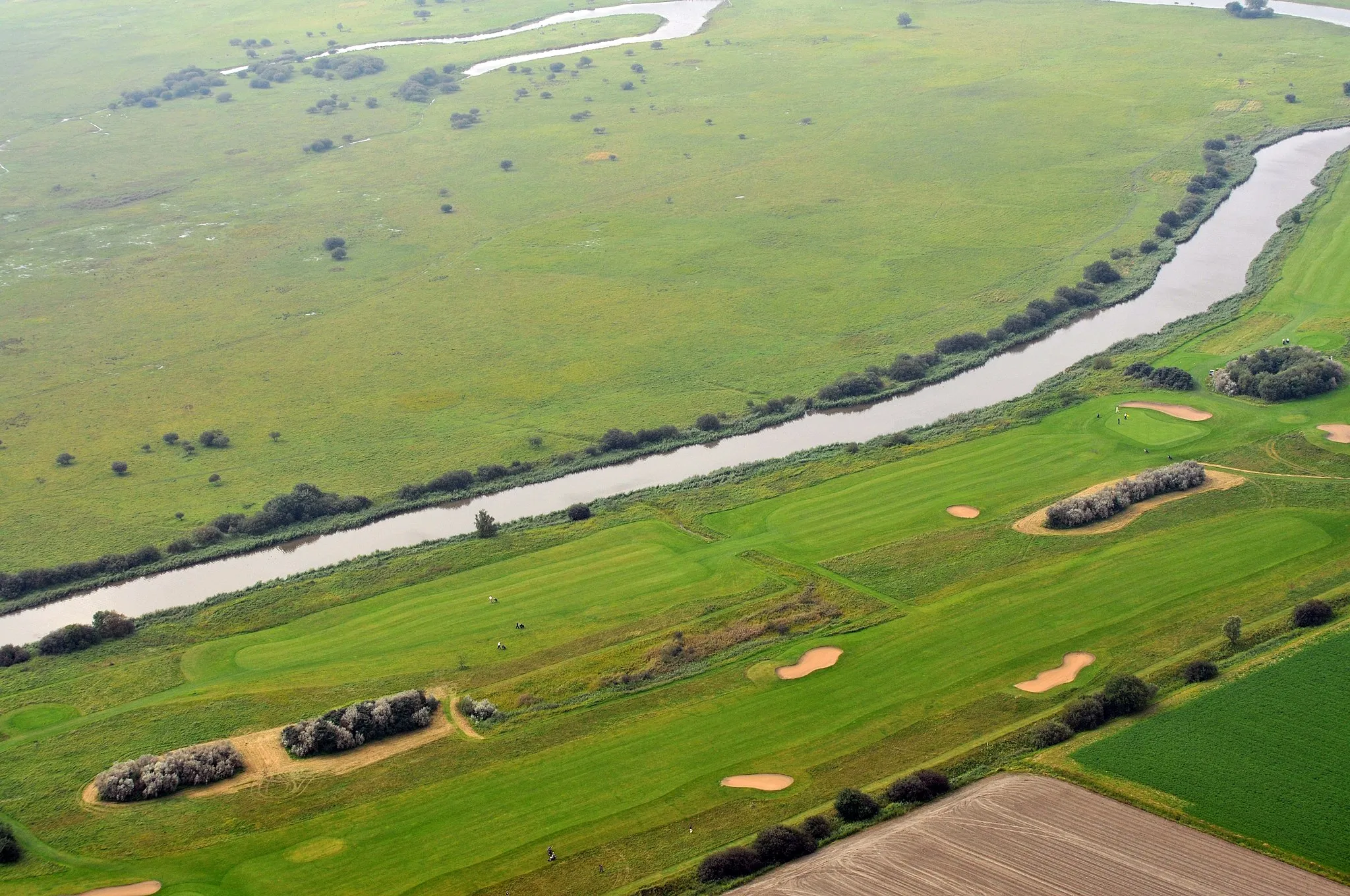 Photo showing: Fotoflug 4. Sept. 2011; Golfplatz und NSG Wöhrdener Loch, Warwerort, Kreis Dithmarschen, Schleswig-Holstein, Deutschland