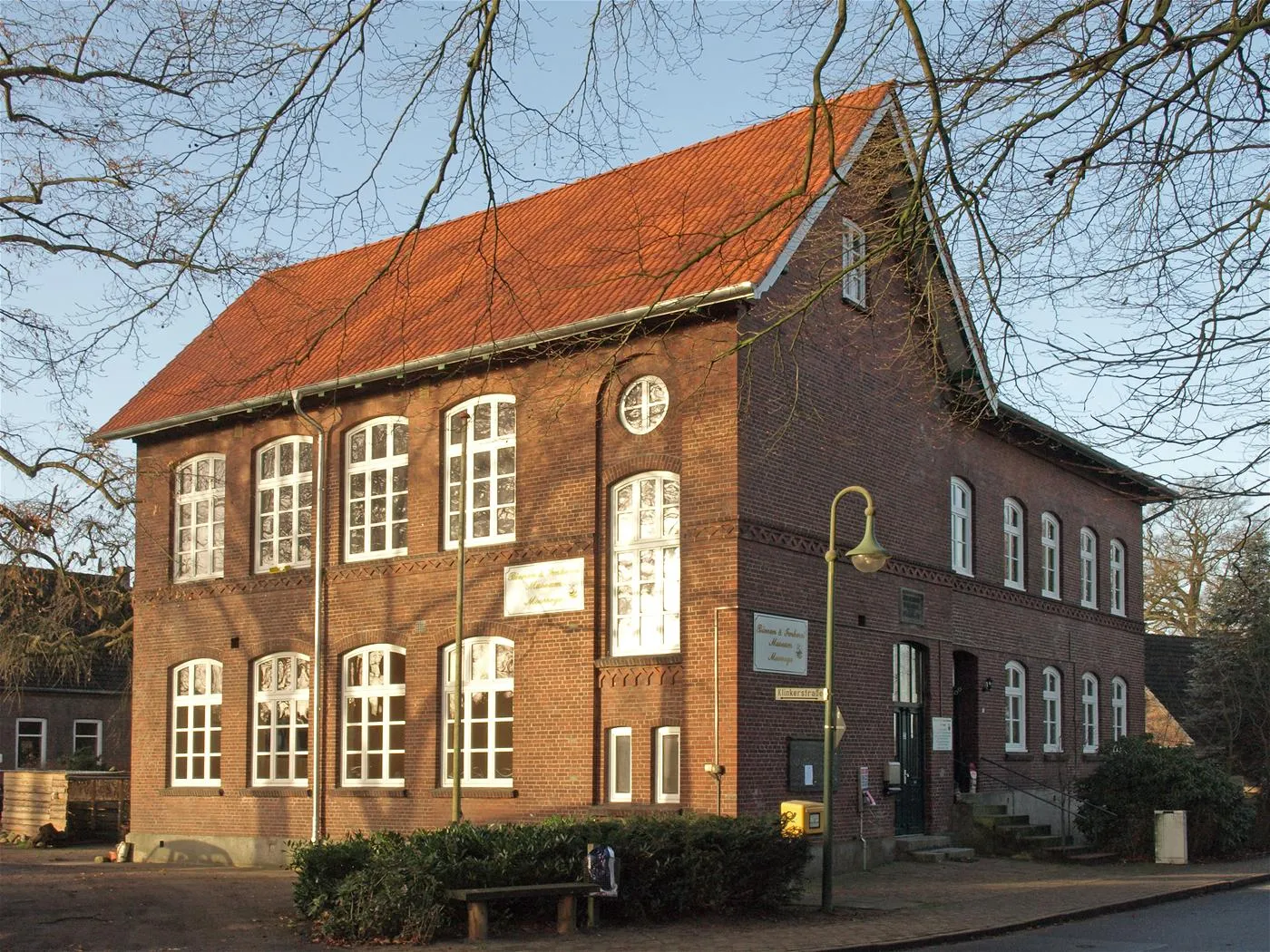 Photo showing: Moorrege  (Schleswig-Holstein, Germany),former school in Klinkerstraße , photo 1997