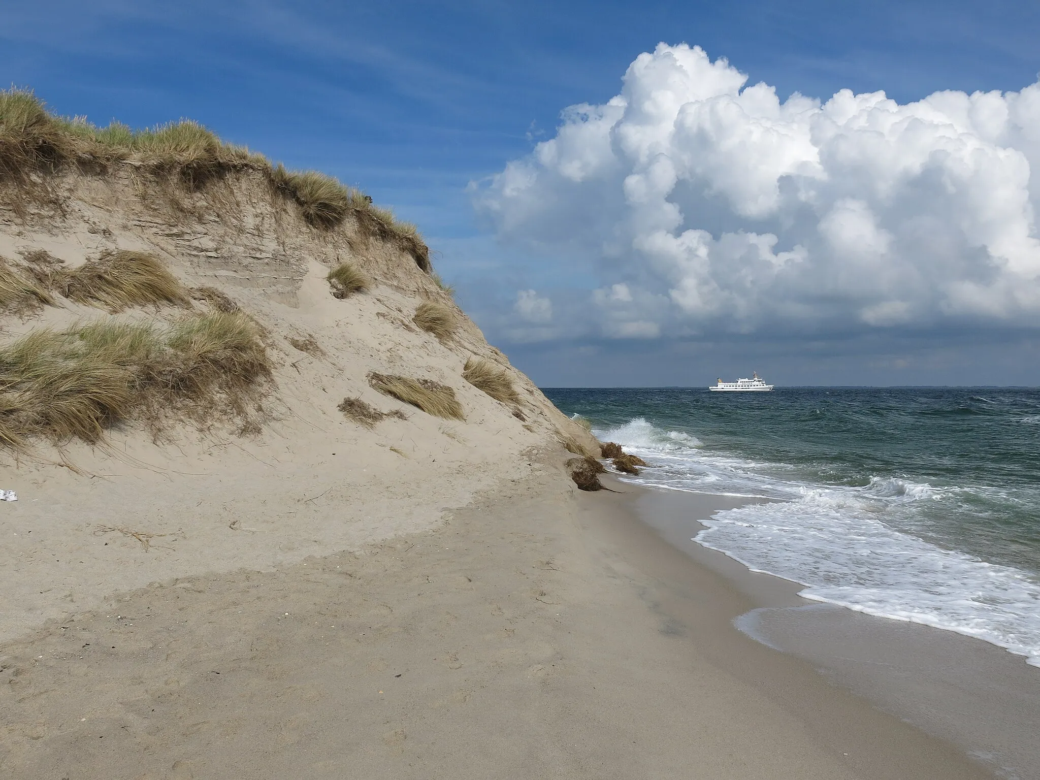 Photo showing: The Hörnum Odde during normal flooding in the summer of 2017: For passing by the southern tip of Sylt by foot a lower water level must be waited on, as even at regular high tides the flood reaches the water to the edge of the dune.