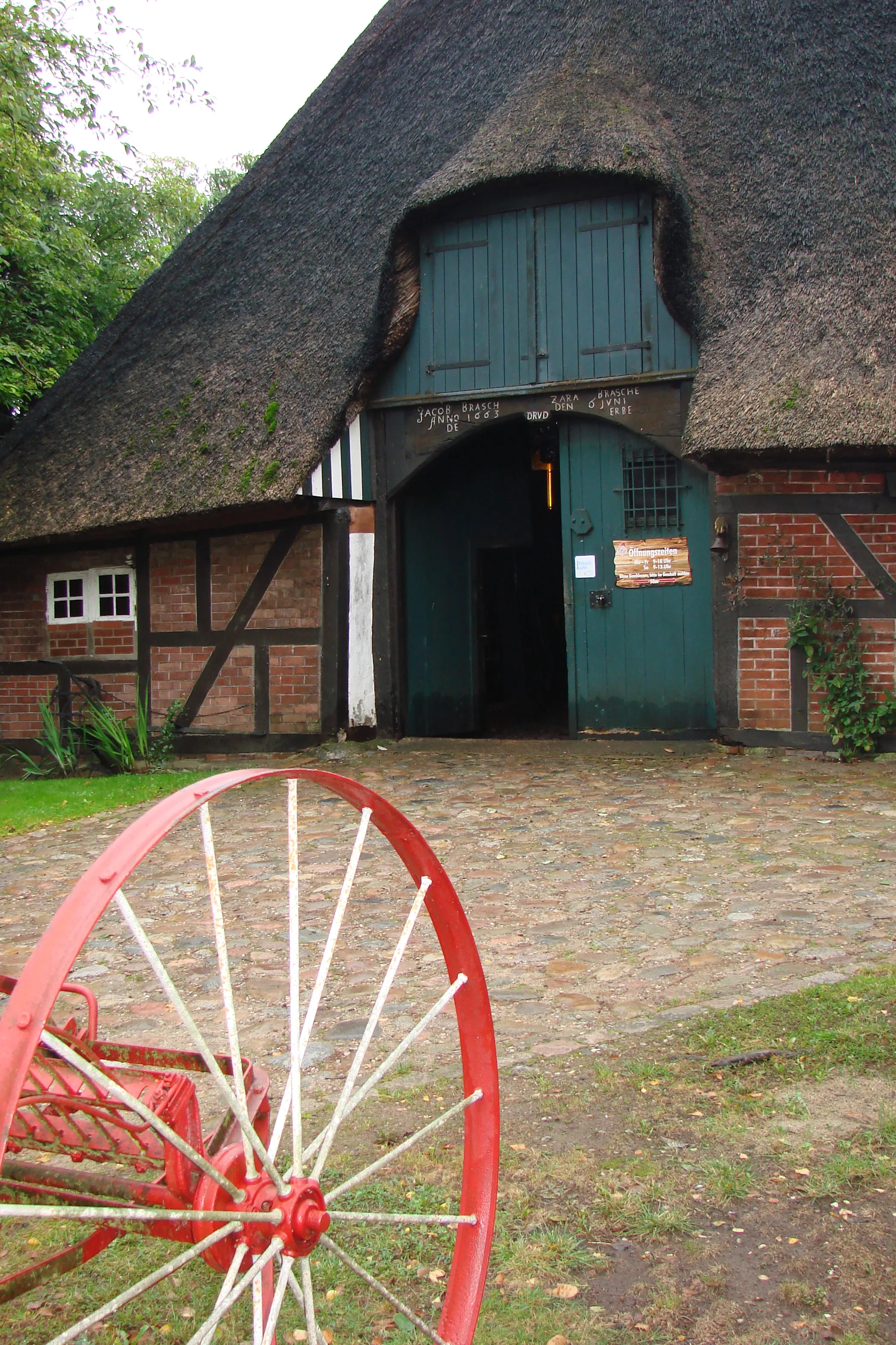 Photo showing: Harmsdorf Schinkenmuseum Türrahmen Inschrift