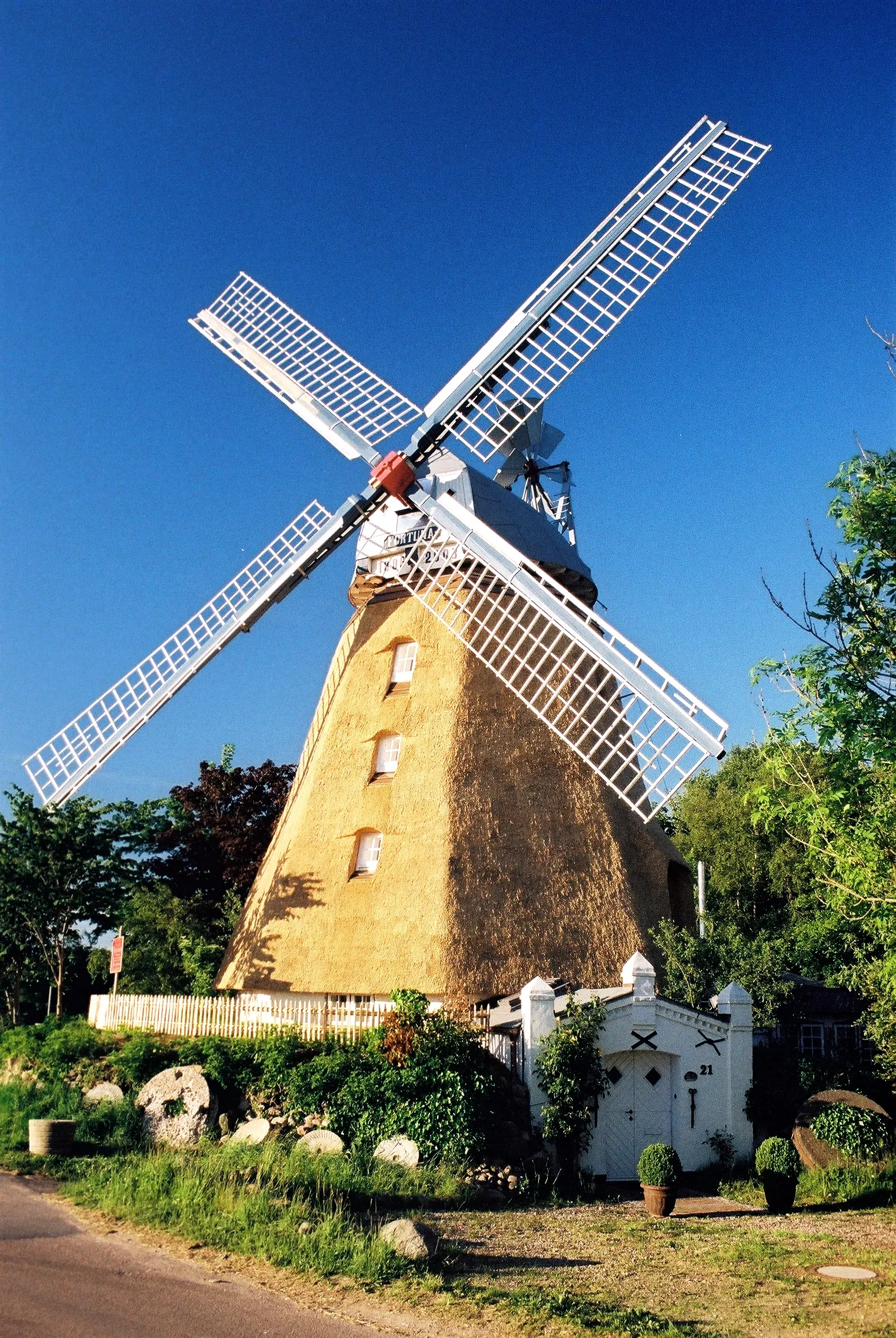 Photo showing: Das Wahrzeichen von Struckum, die historischen Graupenmühle Fortuna