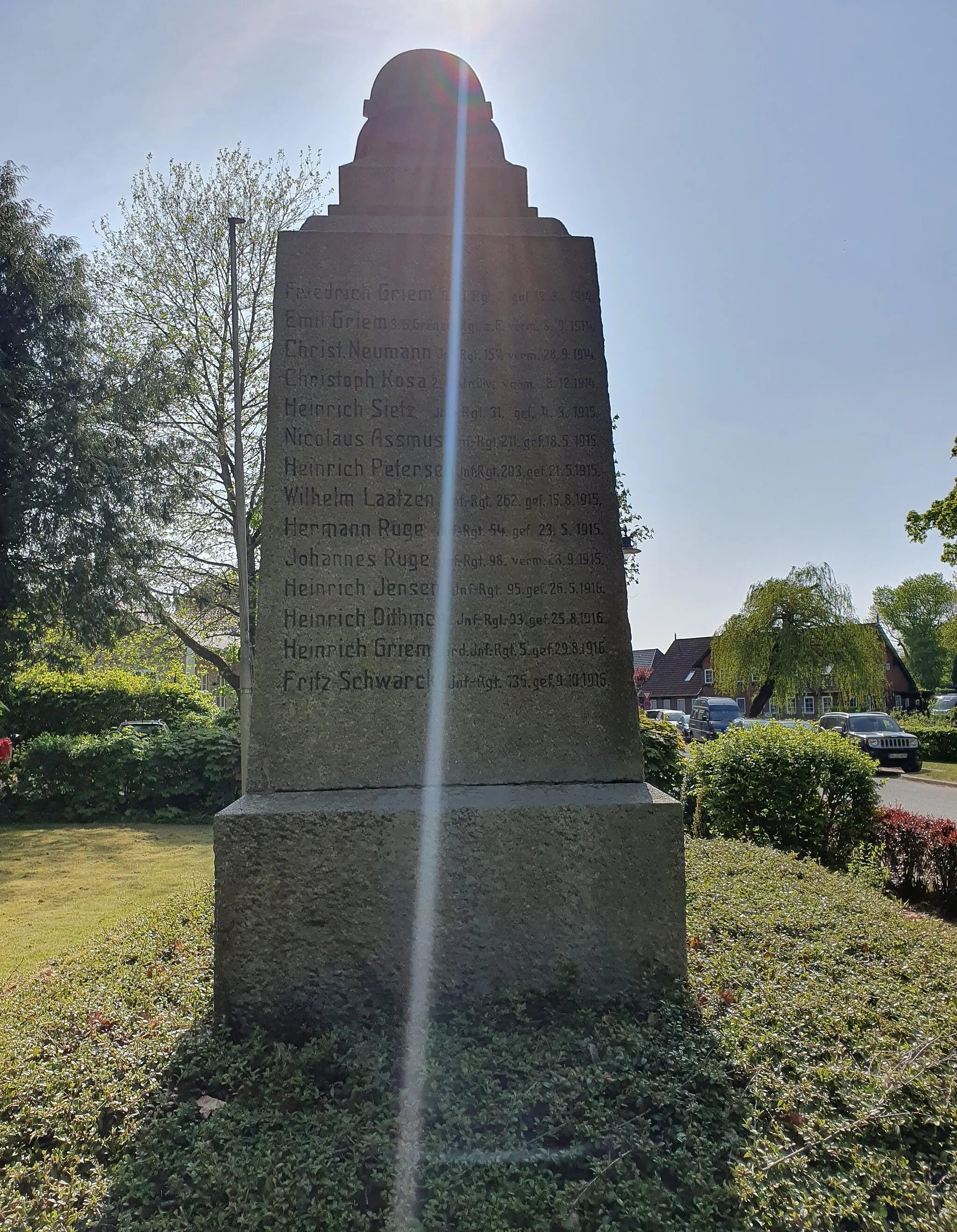 Photo showing: North-eastern view of the war memorial  in Hoisdorf, Hoisdorf municipality, Stormarn district, Schleswig-Holstein state, Germany.