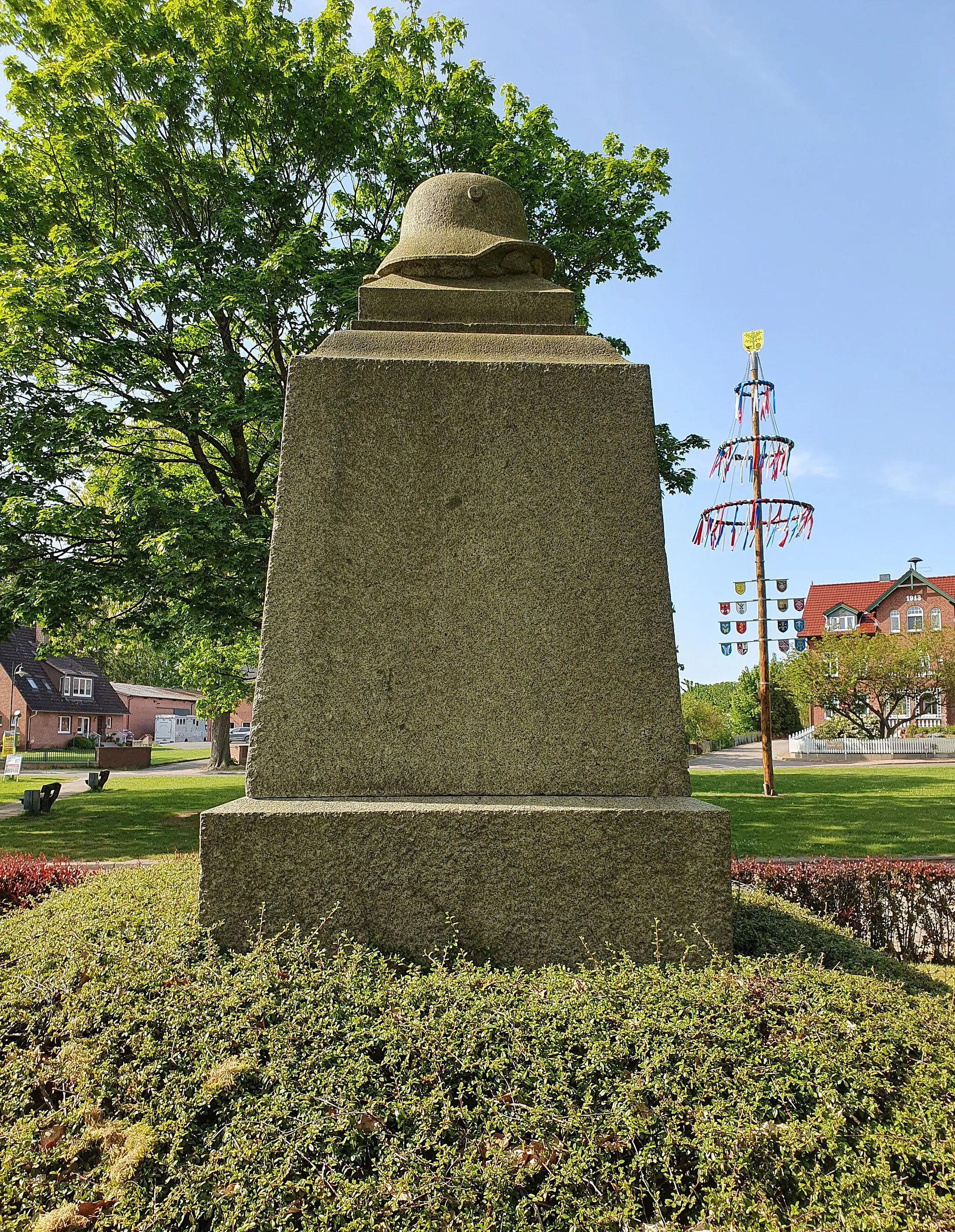 Photo showing: South-eastern view of the war memorial  in Hoisdorf, Hoisdorf municipality, Stormarn district, Schleswig-Holstein state, Germany.
