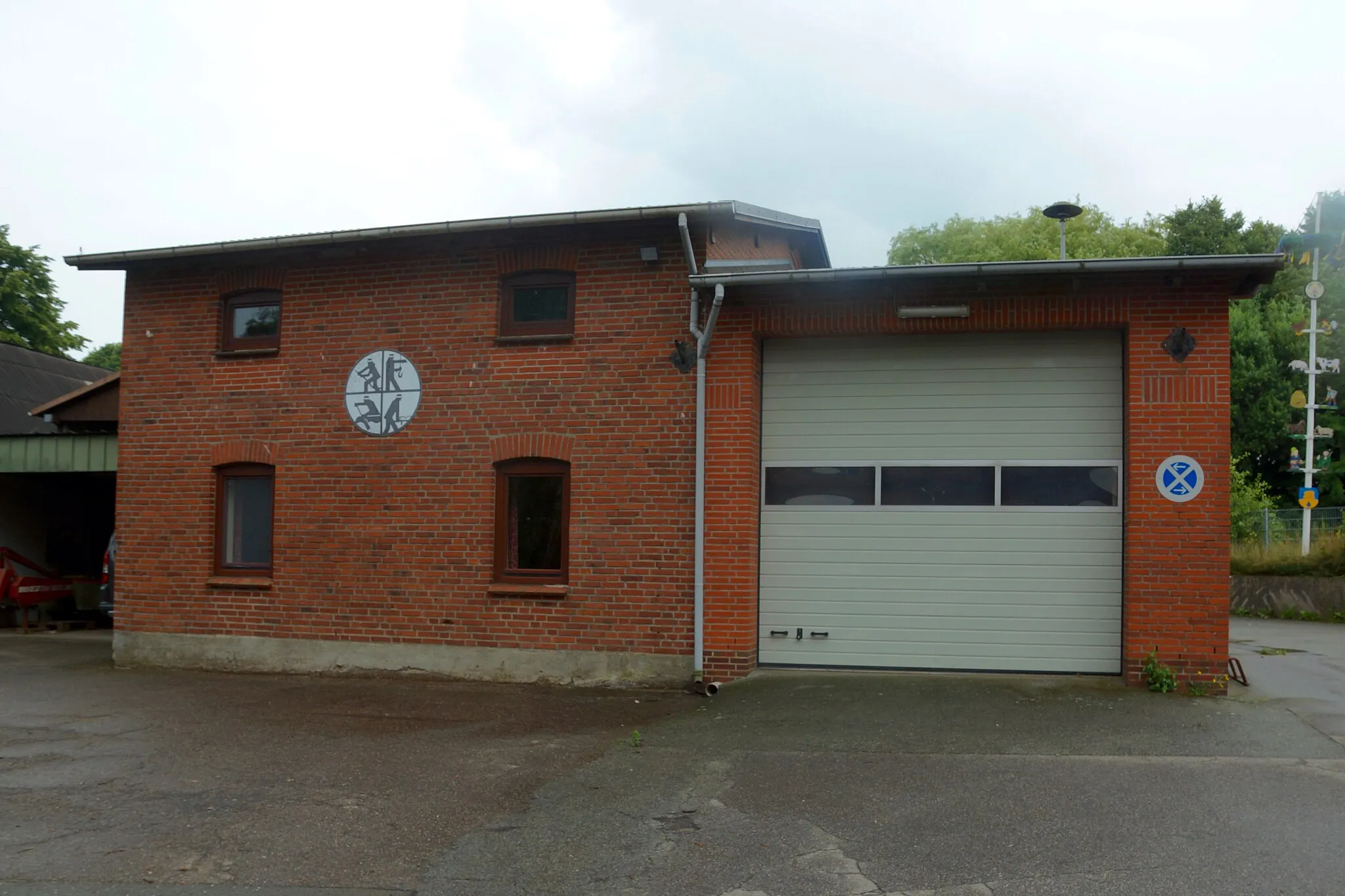 Photo showing: Tarbek, Germany: Firehouse of volunteer firefighters
