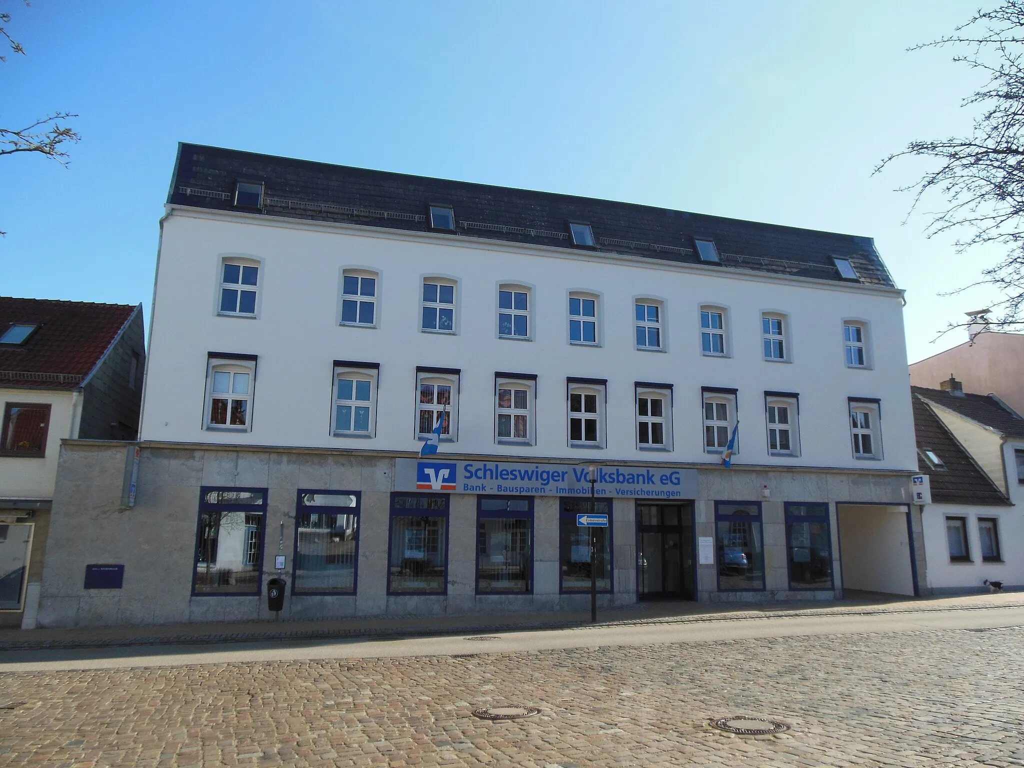 Photo showing: Hauptstelle der Schleswiger Volksbank eG, Friedrichstraße 57, 24837 Schleswig (Stadtteil Friedrichsberg), Deutschland